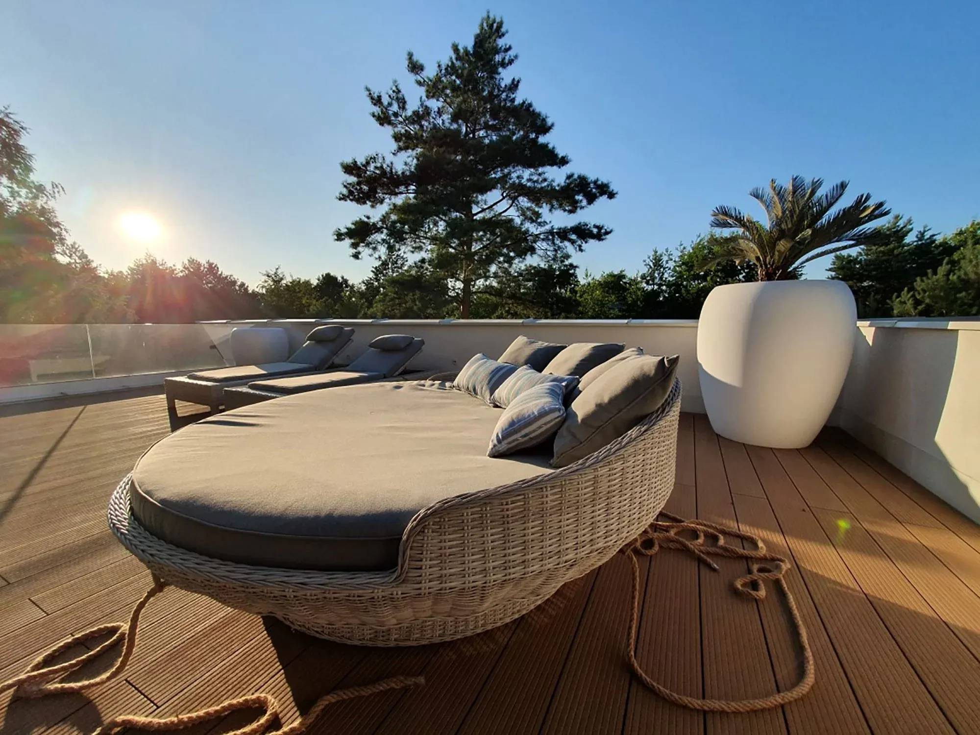 Wyspa ogrodowa KORSYKA jasno szary — na tarasie o zachodzie słońca