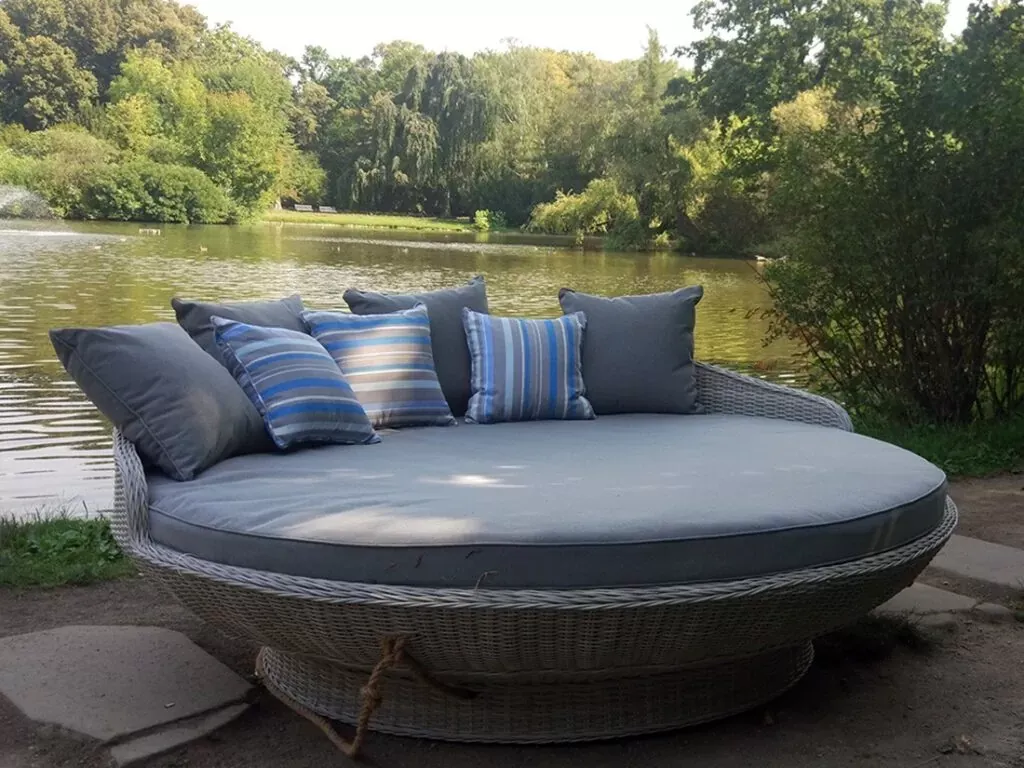 Leżanka ogrodowa KORSYKA jasno szary — nad jeziorem