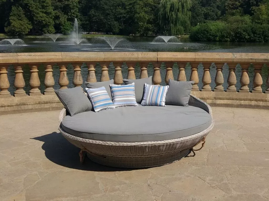 Wyspa ogrodowa KORSYKA jasno szary — przy fontannie w ogrodzie