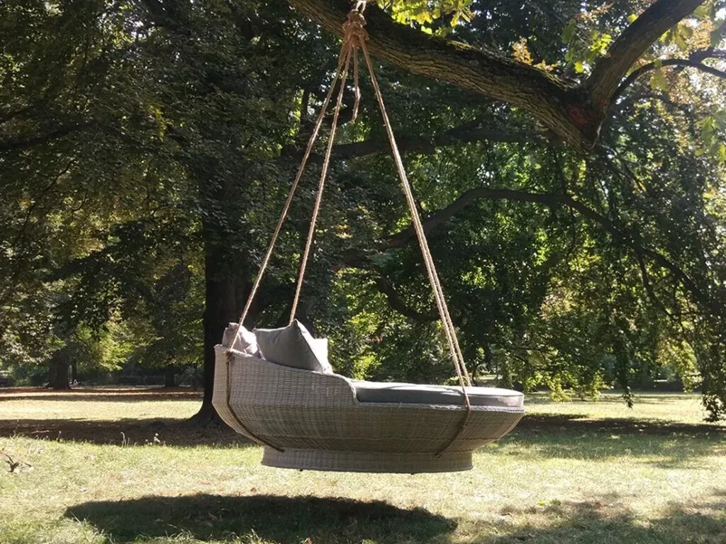 Wisząca wyspa ogrodowa KORSYKA — zawieszona na drzewie w parku, technorattan