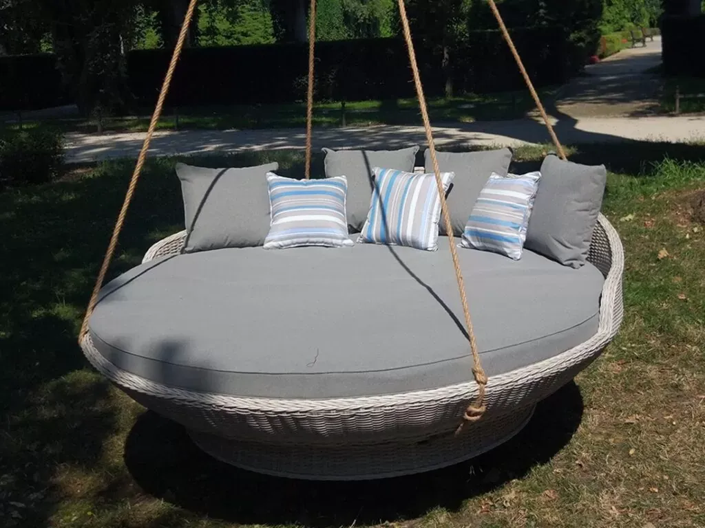 Wyspa ogrodowa KORSYKA jasno szary — wisząca w parku