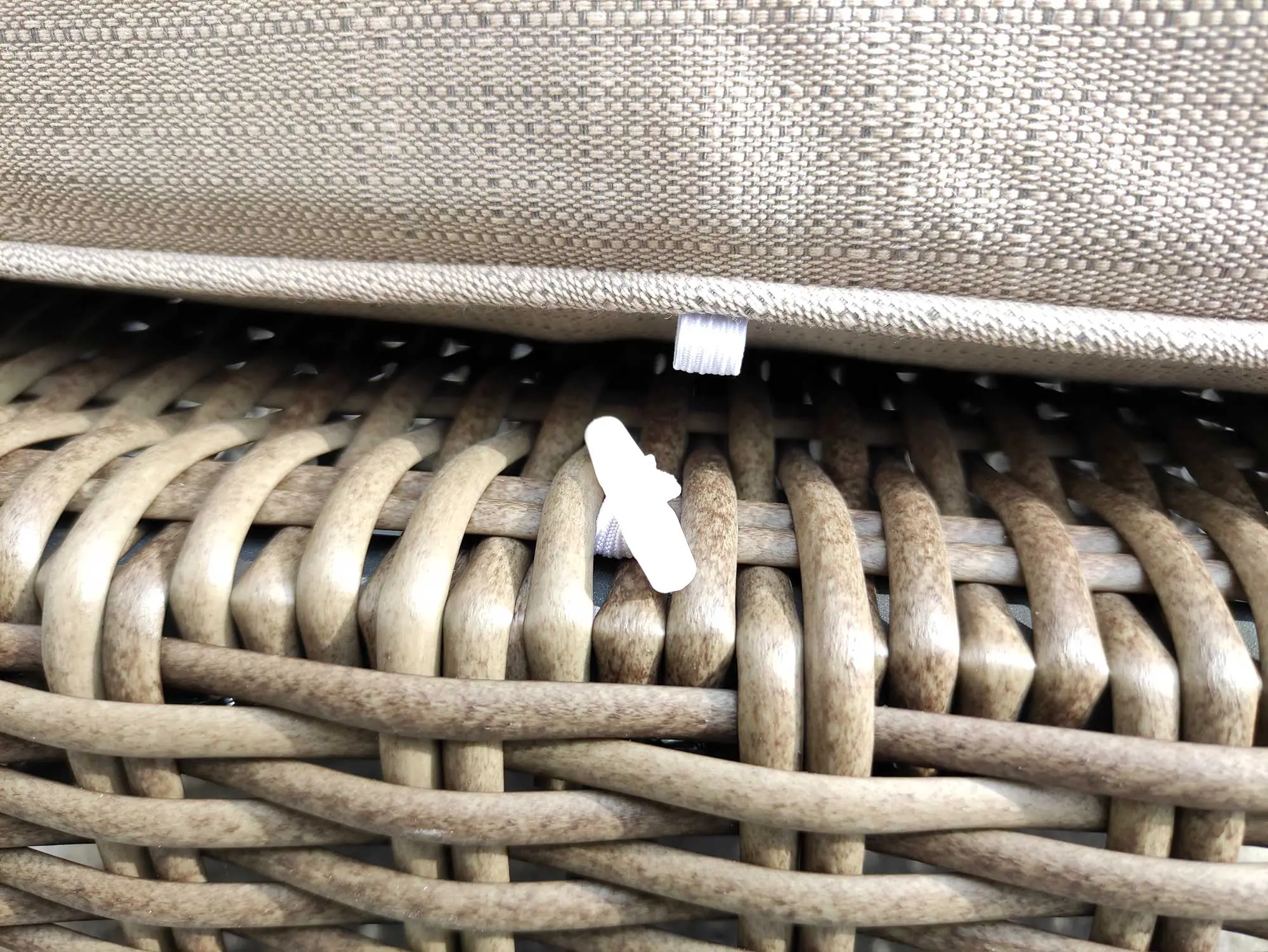 KRETA brązowy mat — detal plecionki technorattan z mocowaniem poduszki