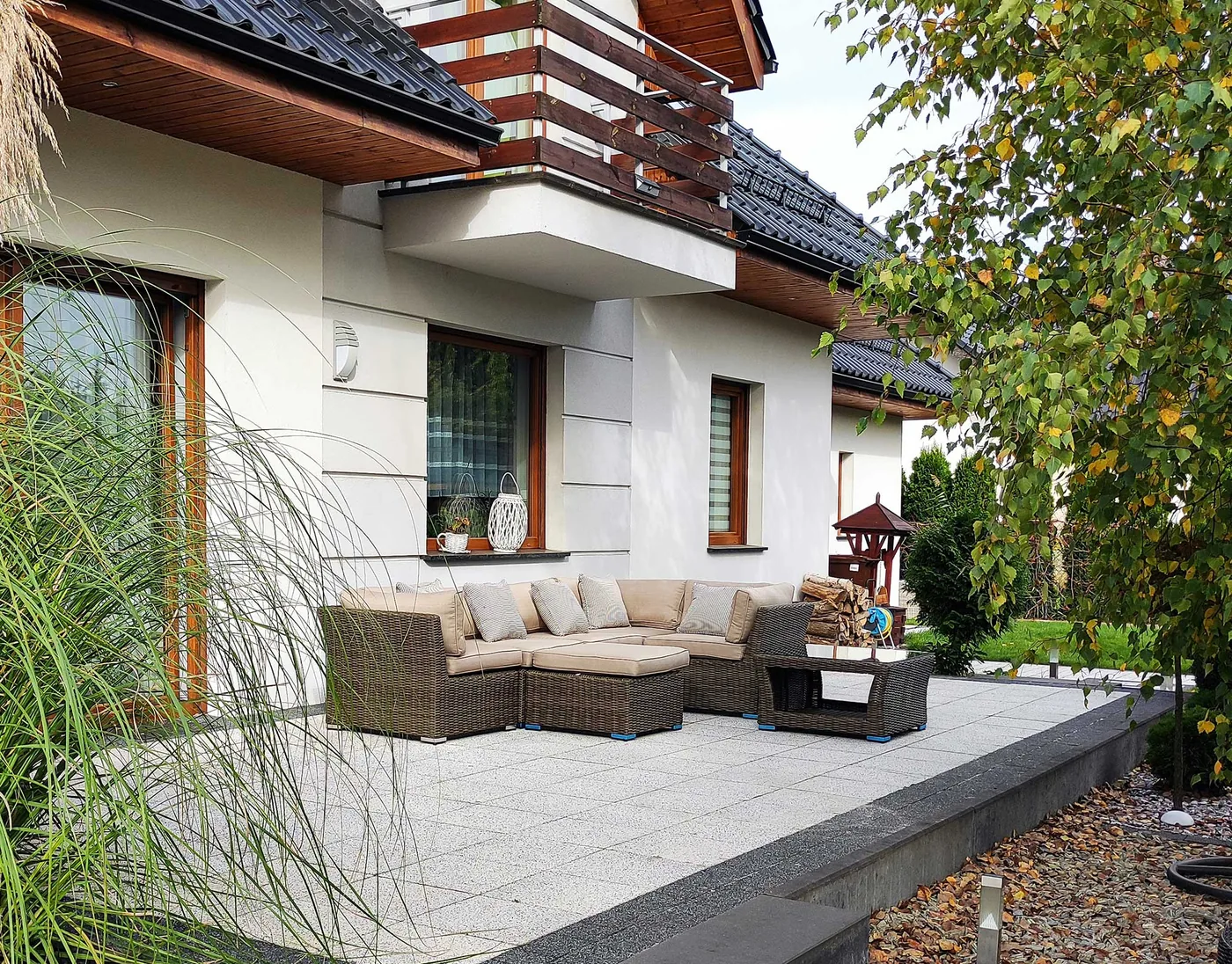 KRETA brązowy mat — detal poduszek, jakość tkaniny i wypełnienia