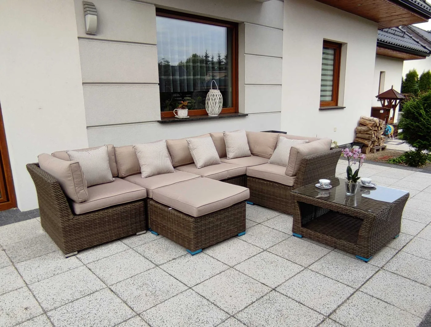 Narożnik KRETA brązowy mat — zbliżenie na plecionkę i poduszkę