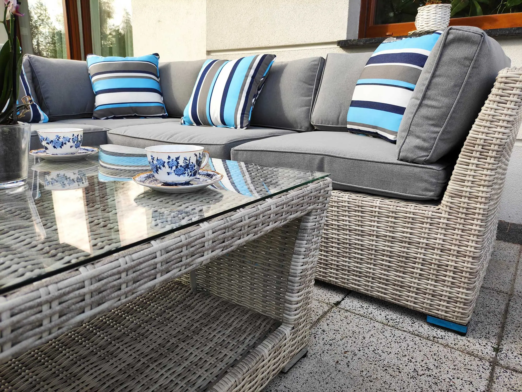 KRETA jasno szary — zestaw narożnikowy z filiżankami na stoliku, widok boczny