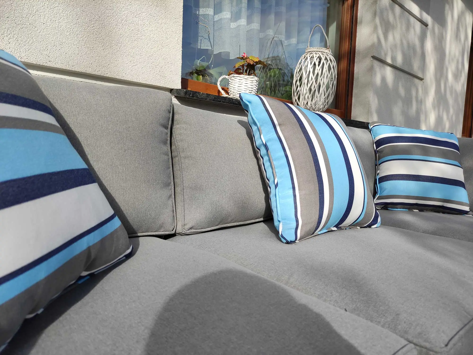 KRETA jasno szary — poduszki siedziskowe z dekoracyjnymi pasiastymi poduchami