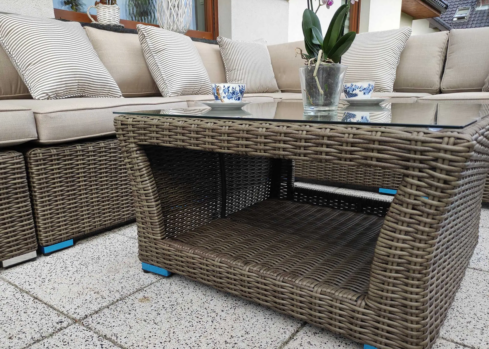 KRETA jasno szary — podstawa stolika kawowego z półką, detal plecionki