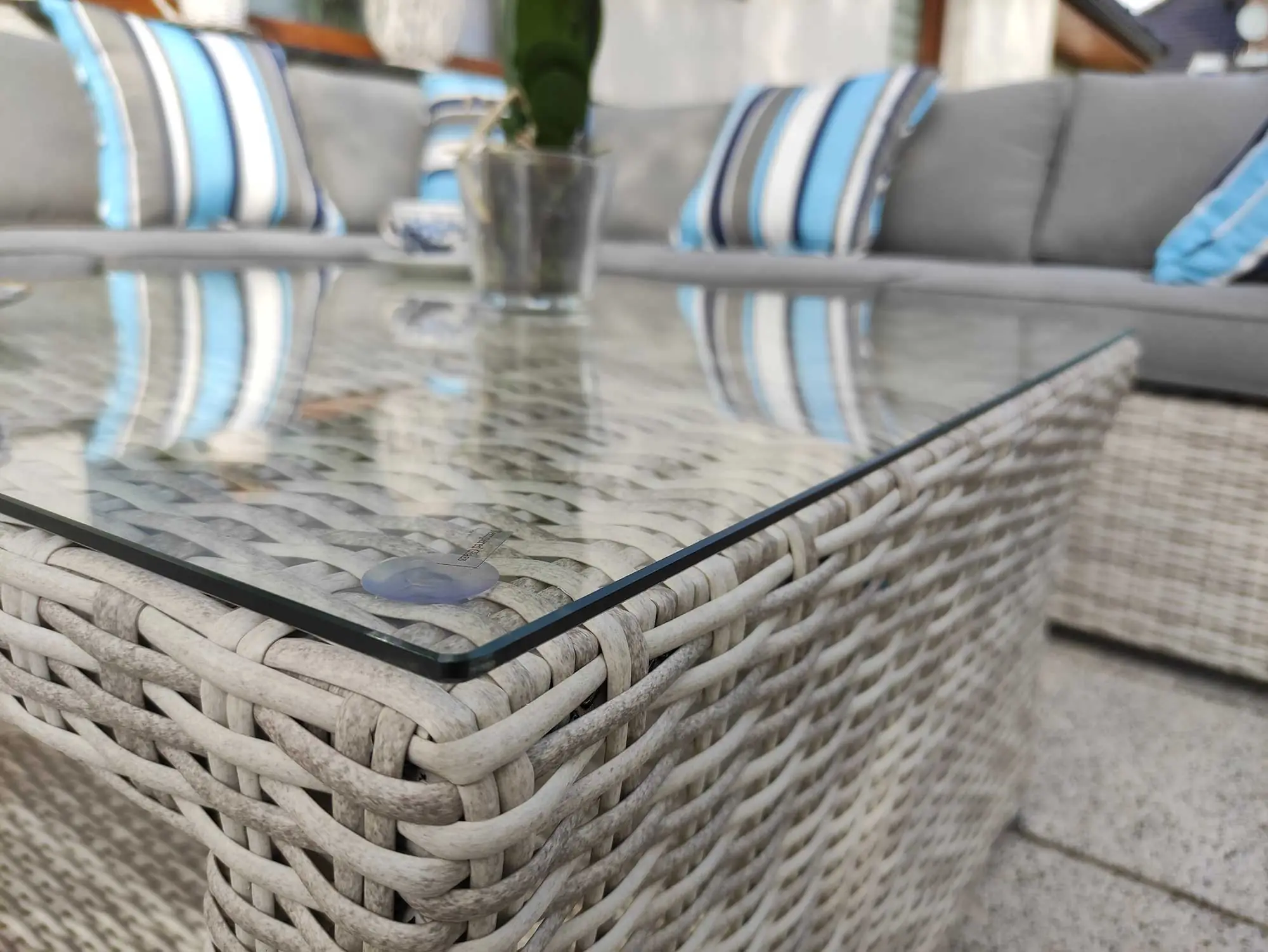 KRETA jasno szary — blat stolika kawowego ze szkłem hartowanym, detal