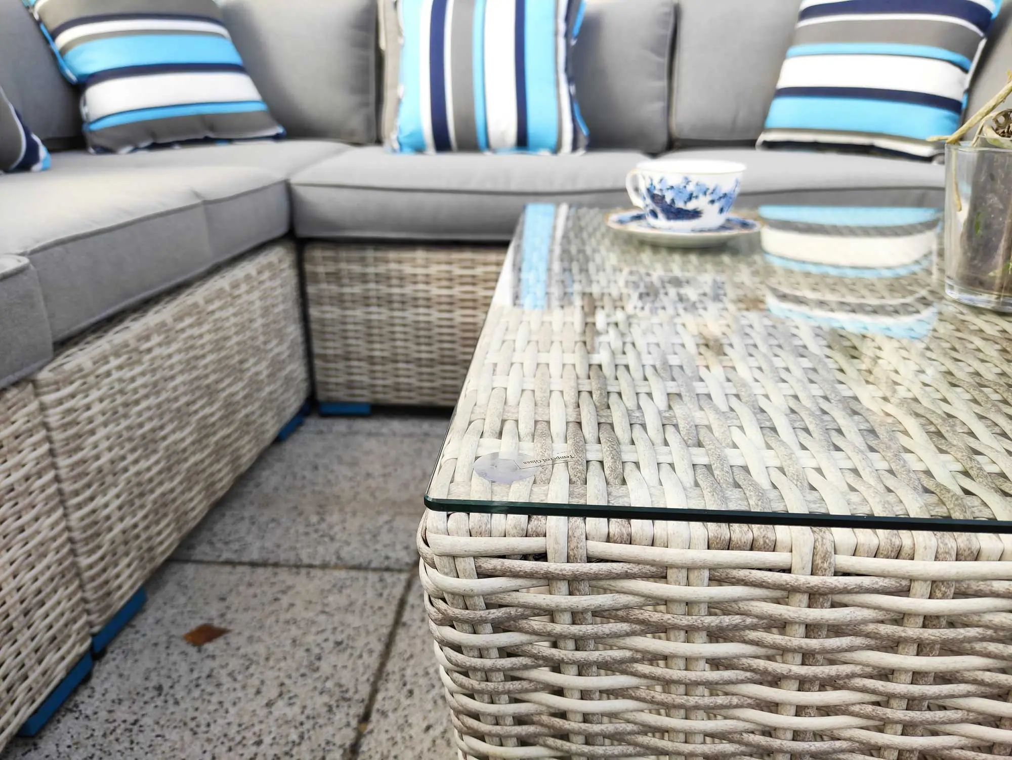 KRETA jasno szary — stolik kawowy, technorattan i szkło hartowane, detal górny