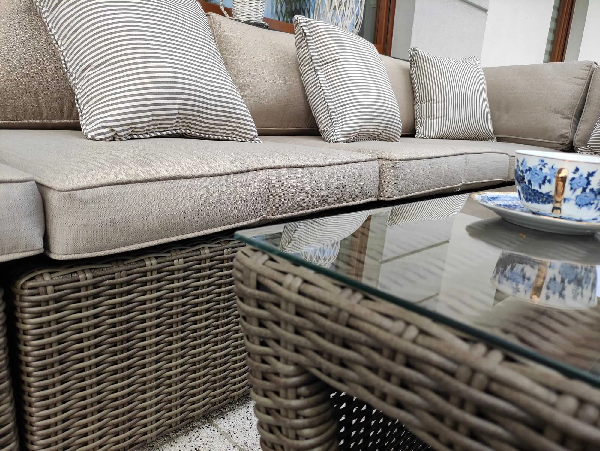 KRETA BIG brązowy mat — detal sofy z poduszkami