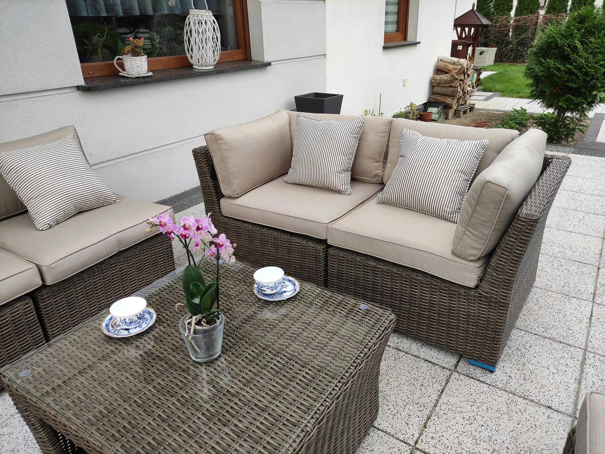 KRETA BIG brązowy mat — komplet modułowy na tarasie, widok frontalny