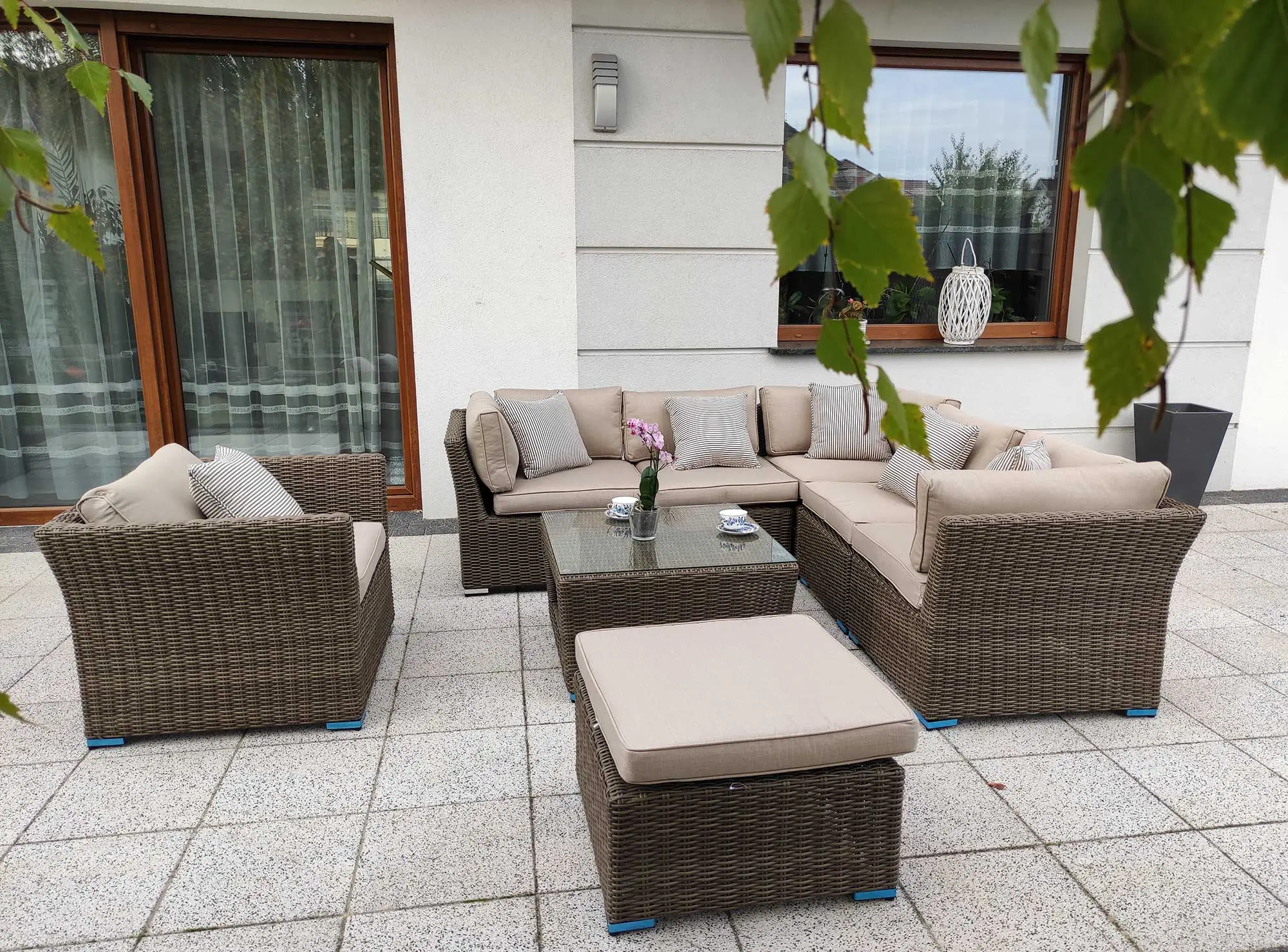 KRETA BIG brązowy mat — narożnik ogrodowy z pufą i stolikiem kawowym na tarasie