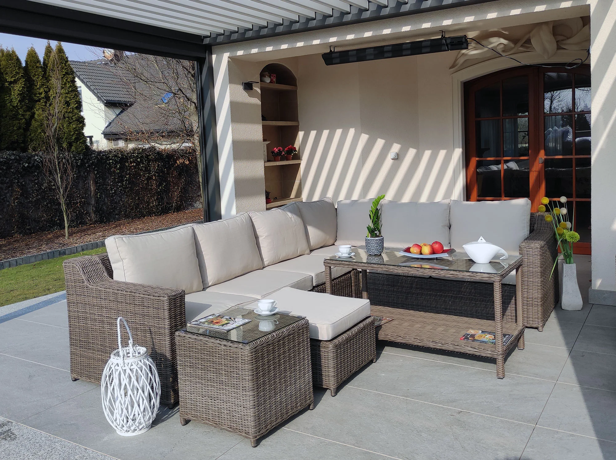 Narożnik ogrodowy LEVANTE CORNER — kolor ecru z poduszkami beżowo-szarymi, widok na tarasie