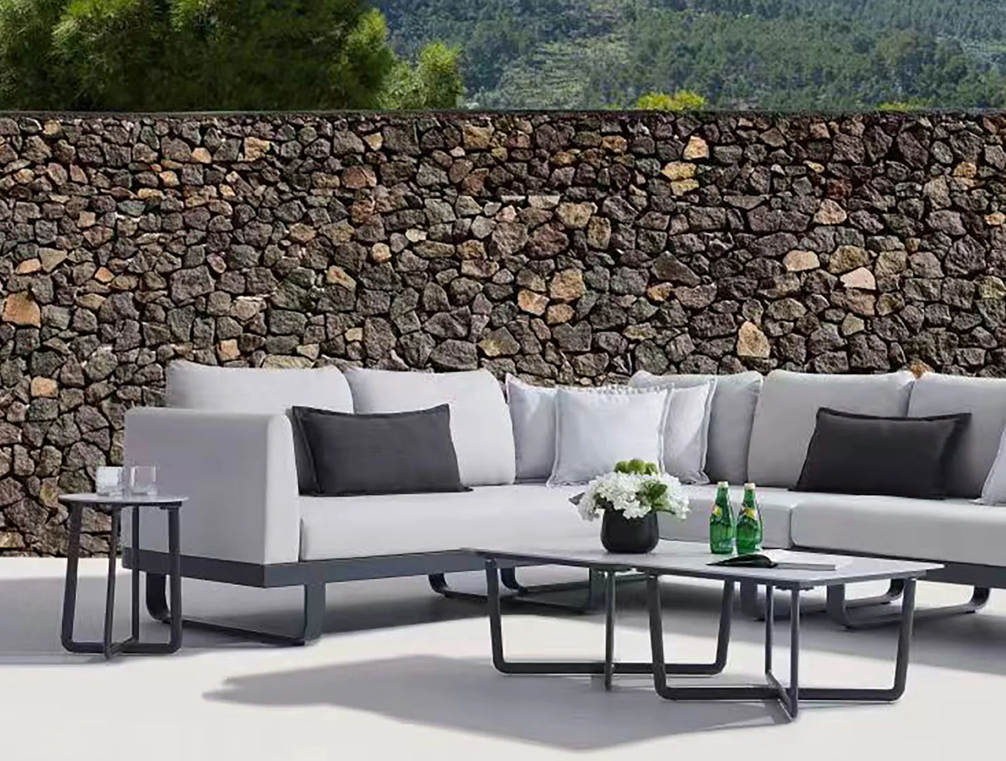 MILETO BIG — ujęcie bliższe, narożnik i stoliki na tle muru