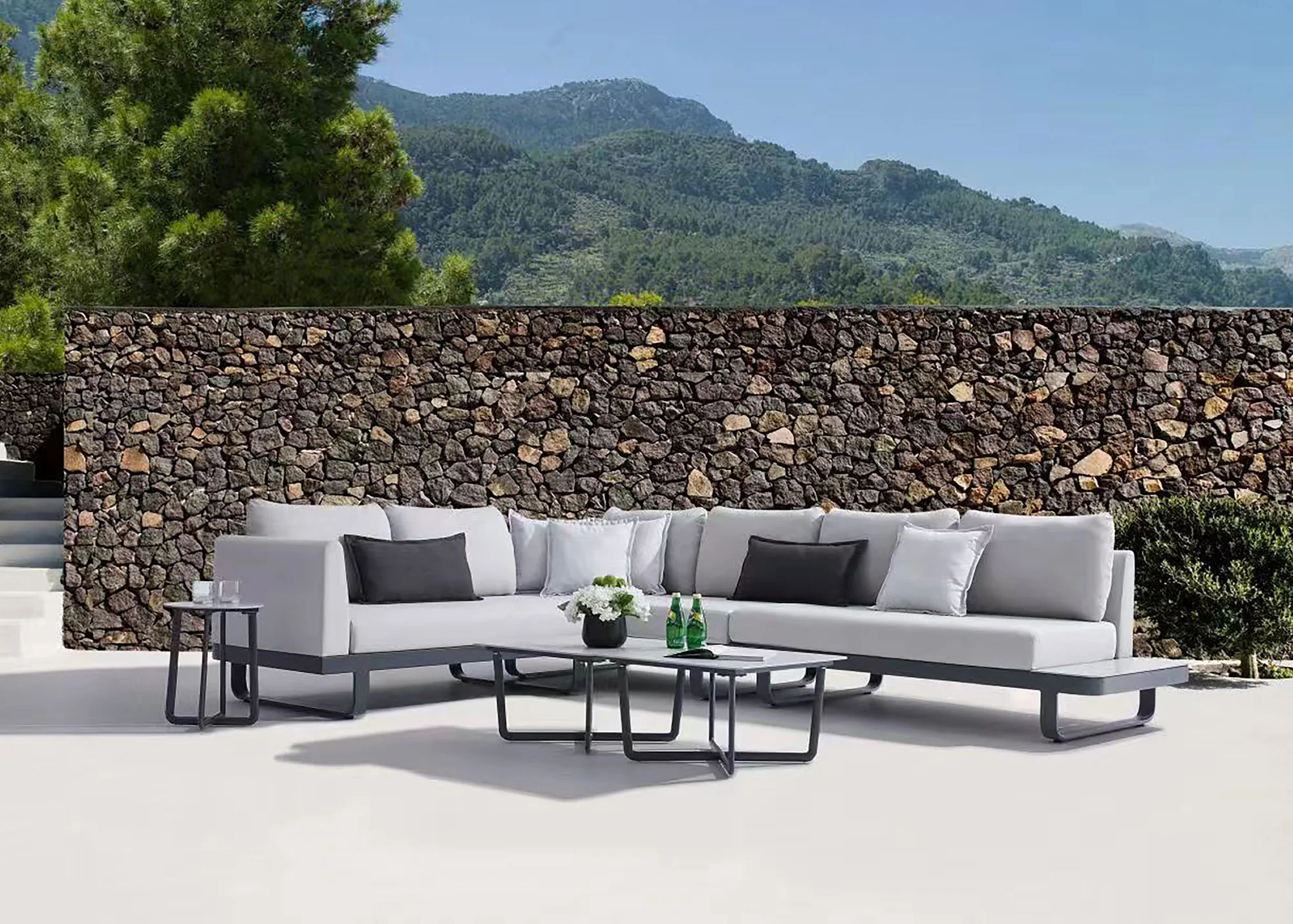 Narożnik MILETO BIG — zdjęcie katalogowe na tle kamiennego muru