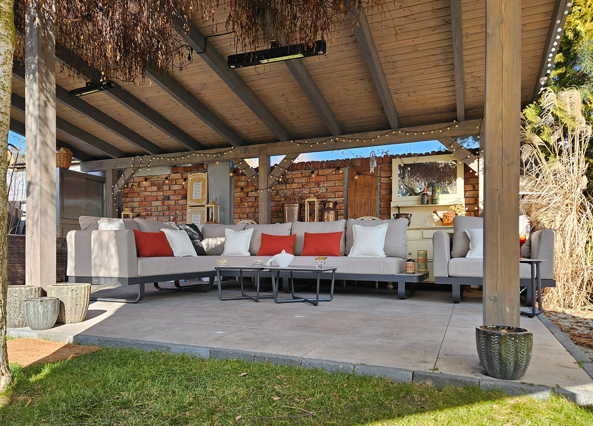 Narożnik MILETO BIG — sofa pod pergolą, ujęcie frontalne