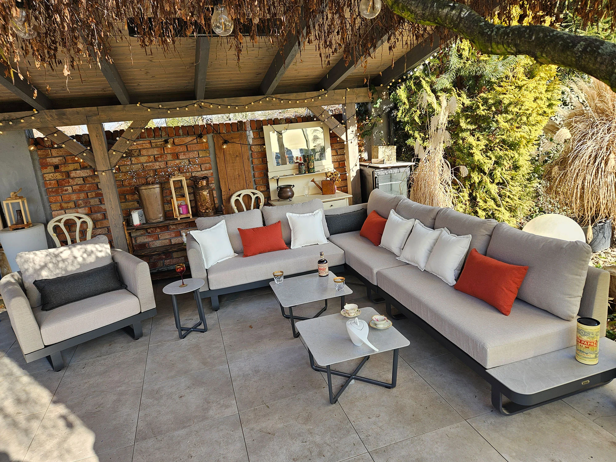 Narożnik MILETO BIG — widok z boku, fotel na pierwszym planie