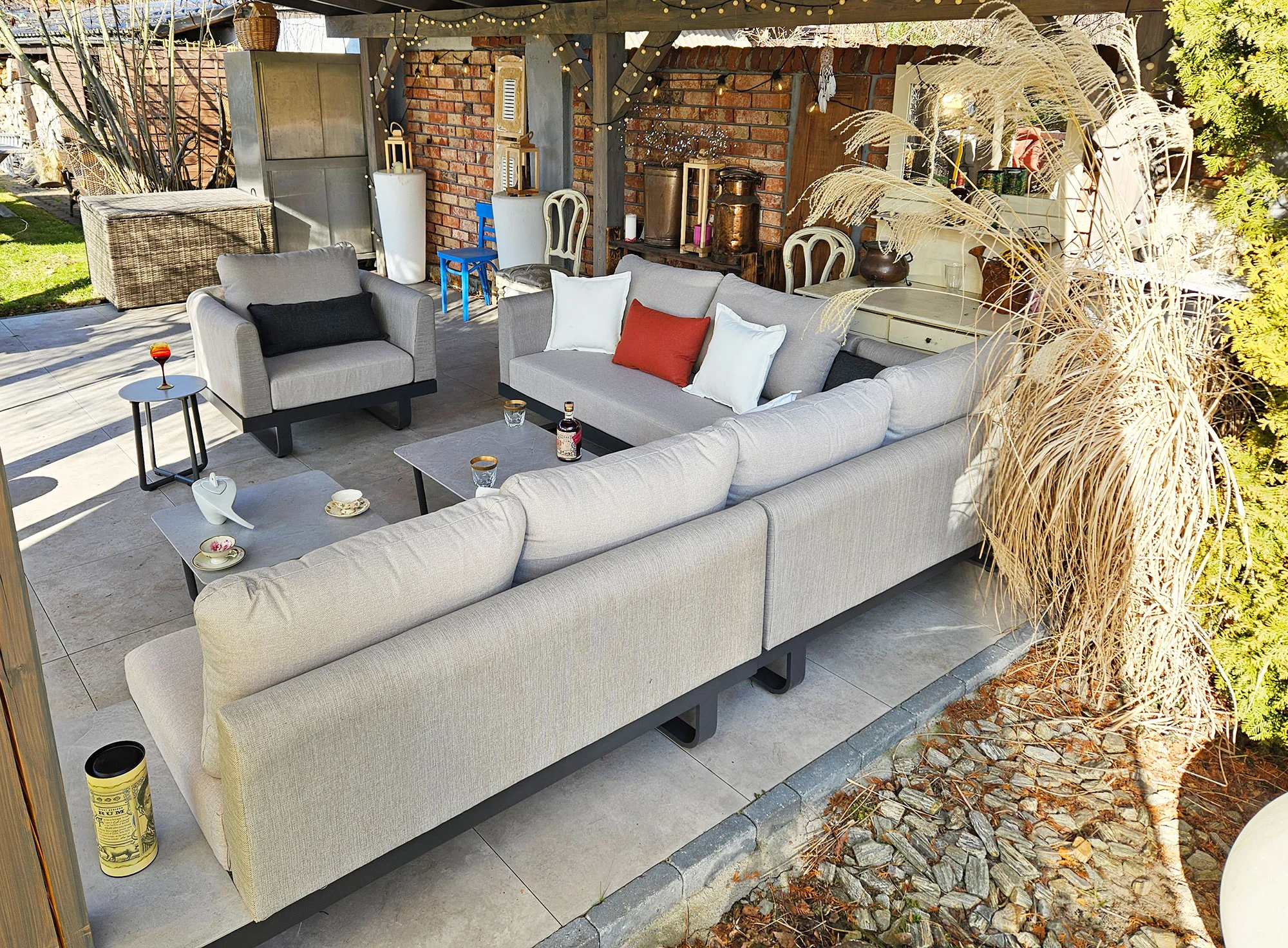 Narożnik MILETO BIG — pełny zestaw na tarasie, frontalne ujęcie