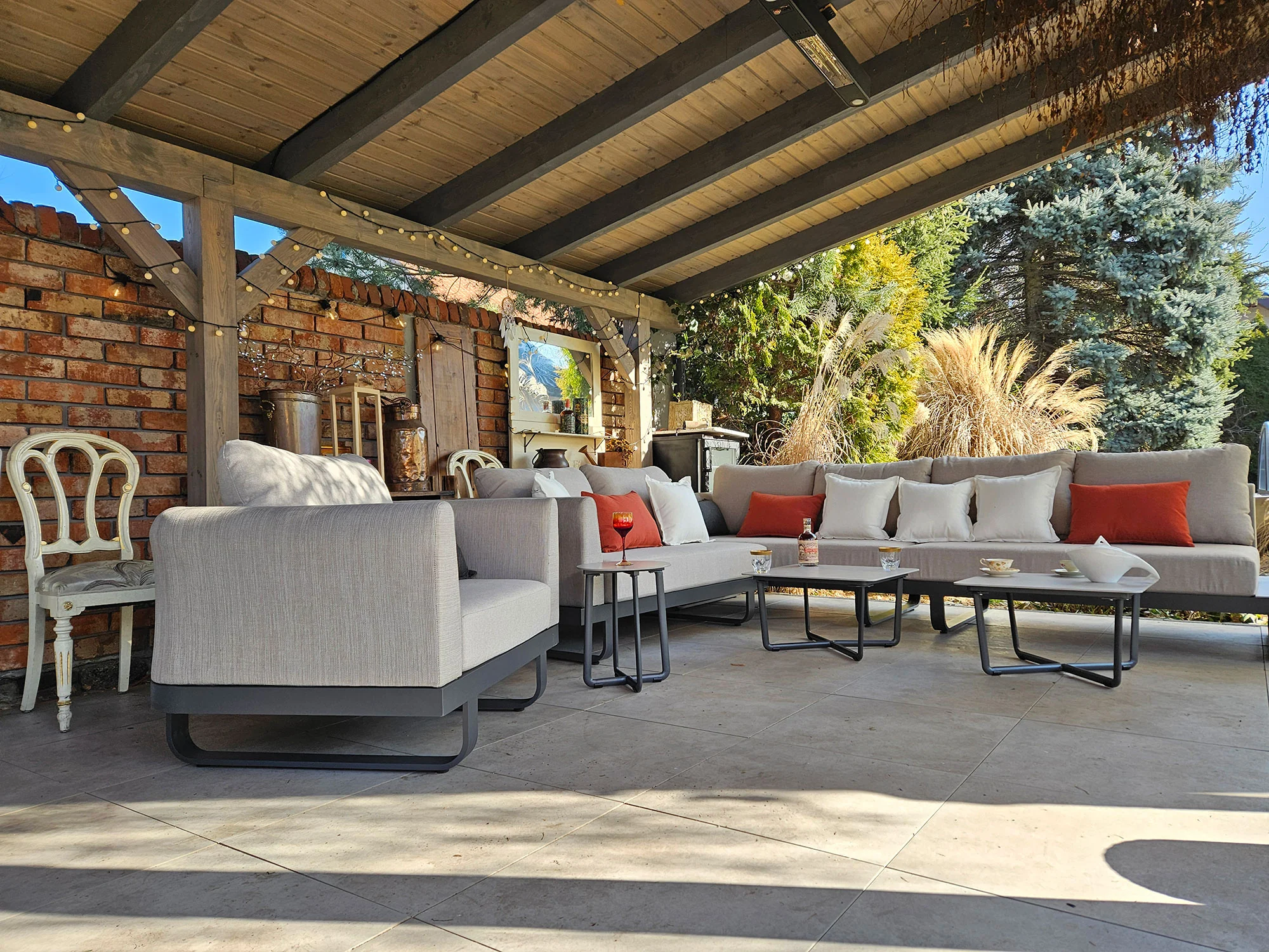 Narożnik MILETO BIG — widok z boku pod pergolą