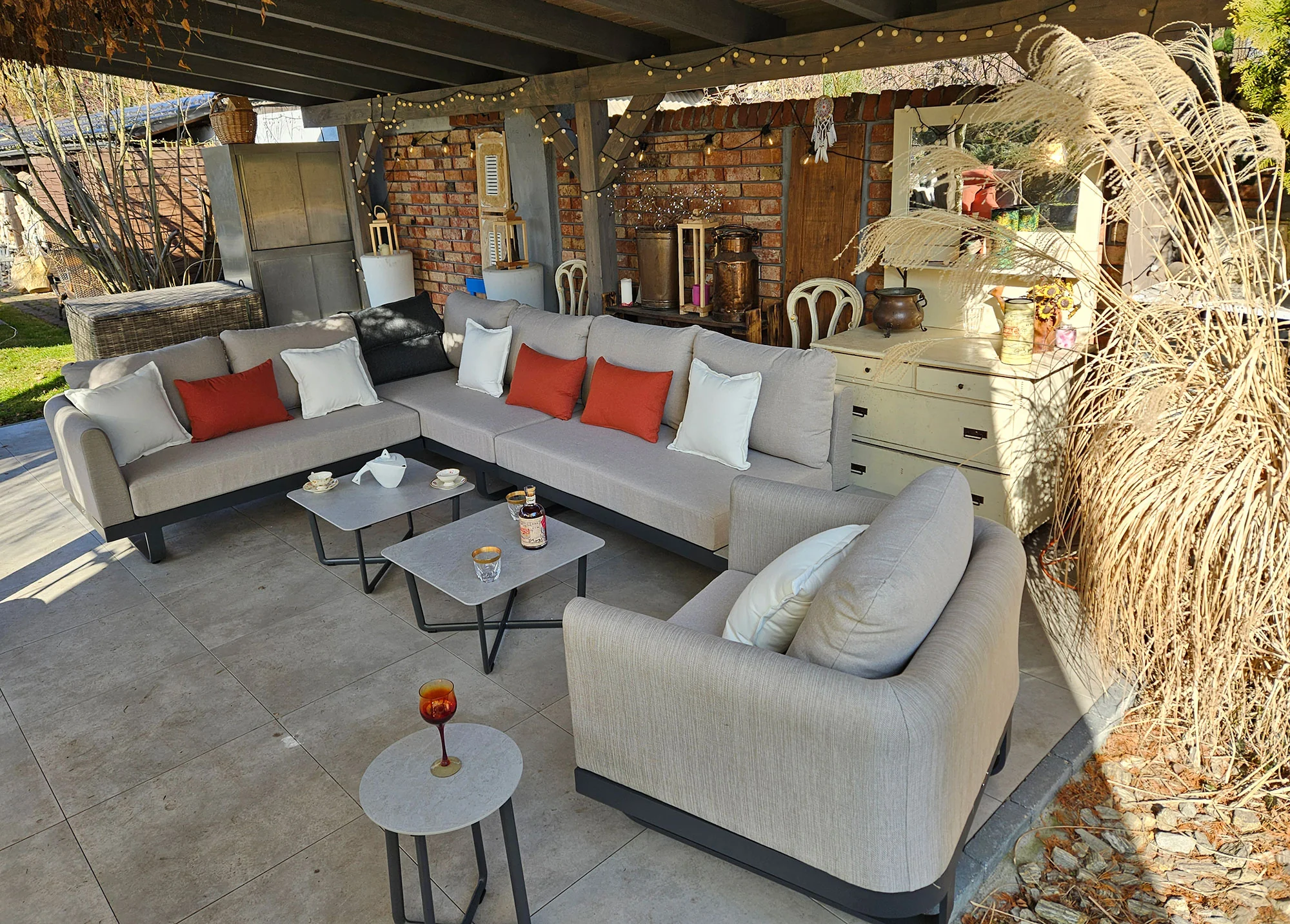 Narożnik MILETO BIG — szerokie ujęcie zestawu pod zadaszeniem