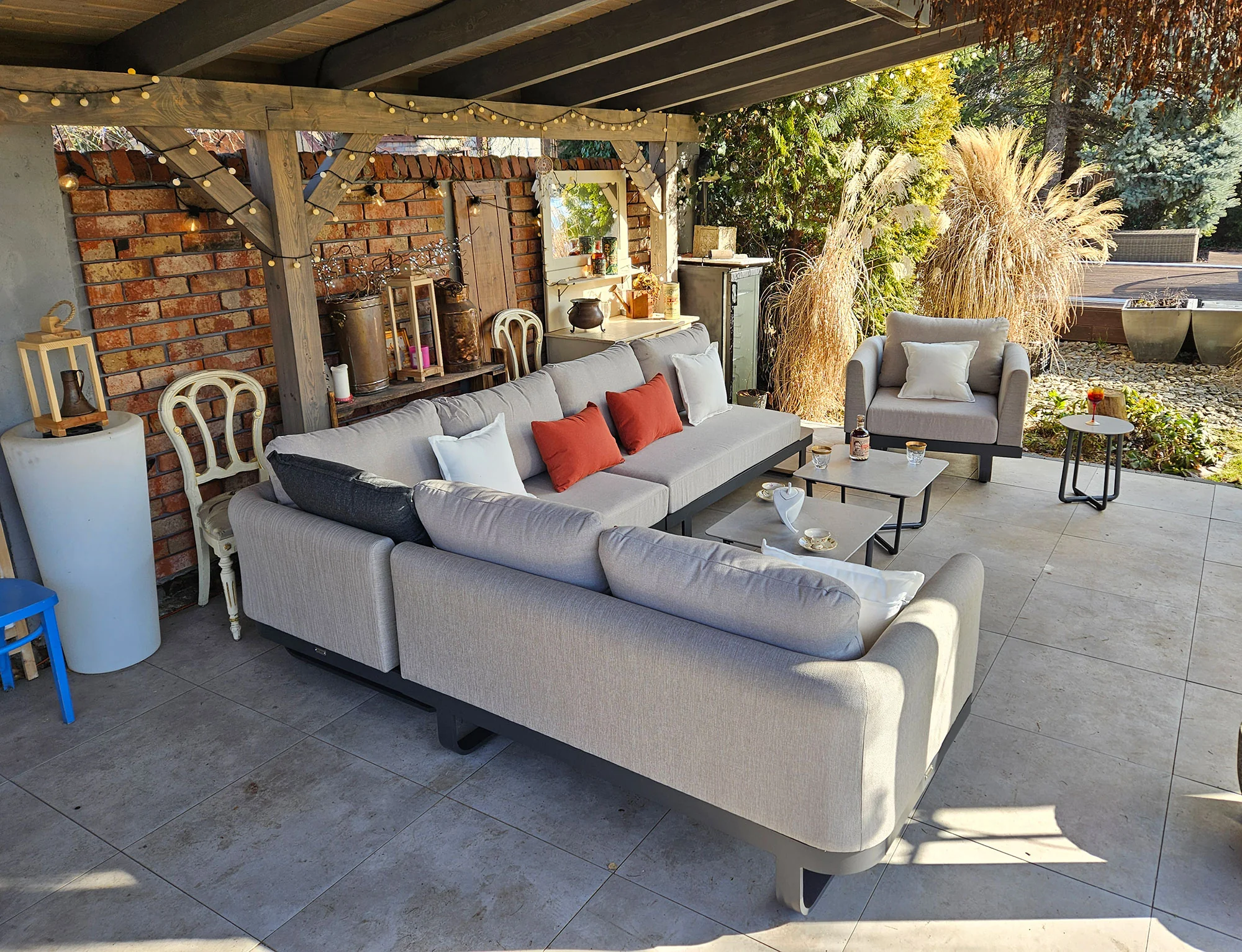 MILETO BIG — sofa narożna pod pergolą, widok z boku