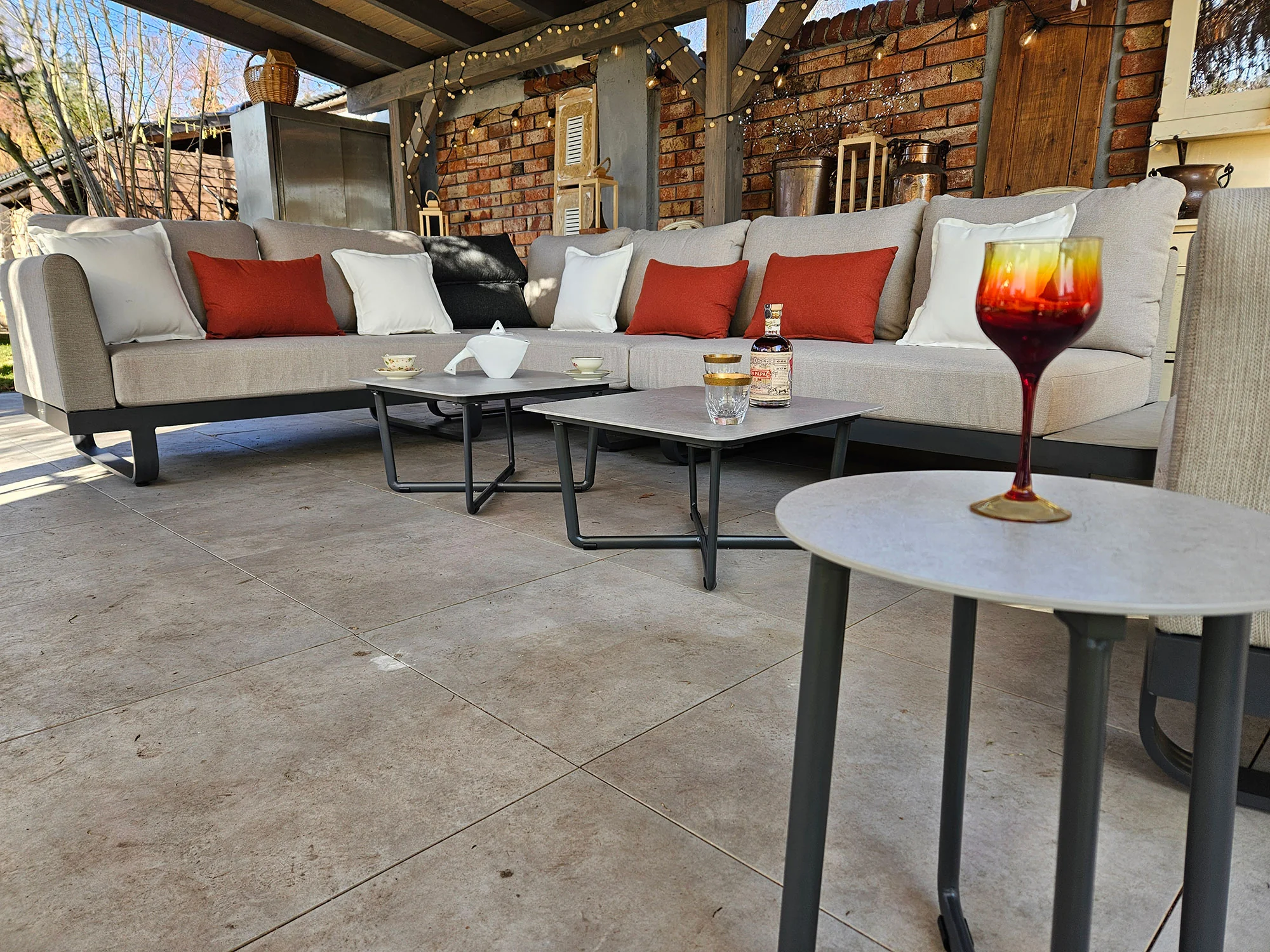 MILETO BIG — sofa narożna i stoliki kawowe, widok boczny