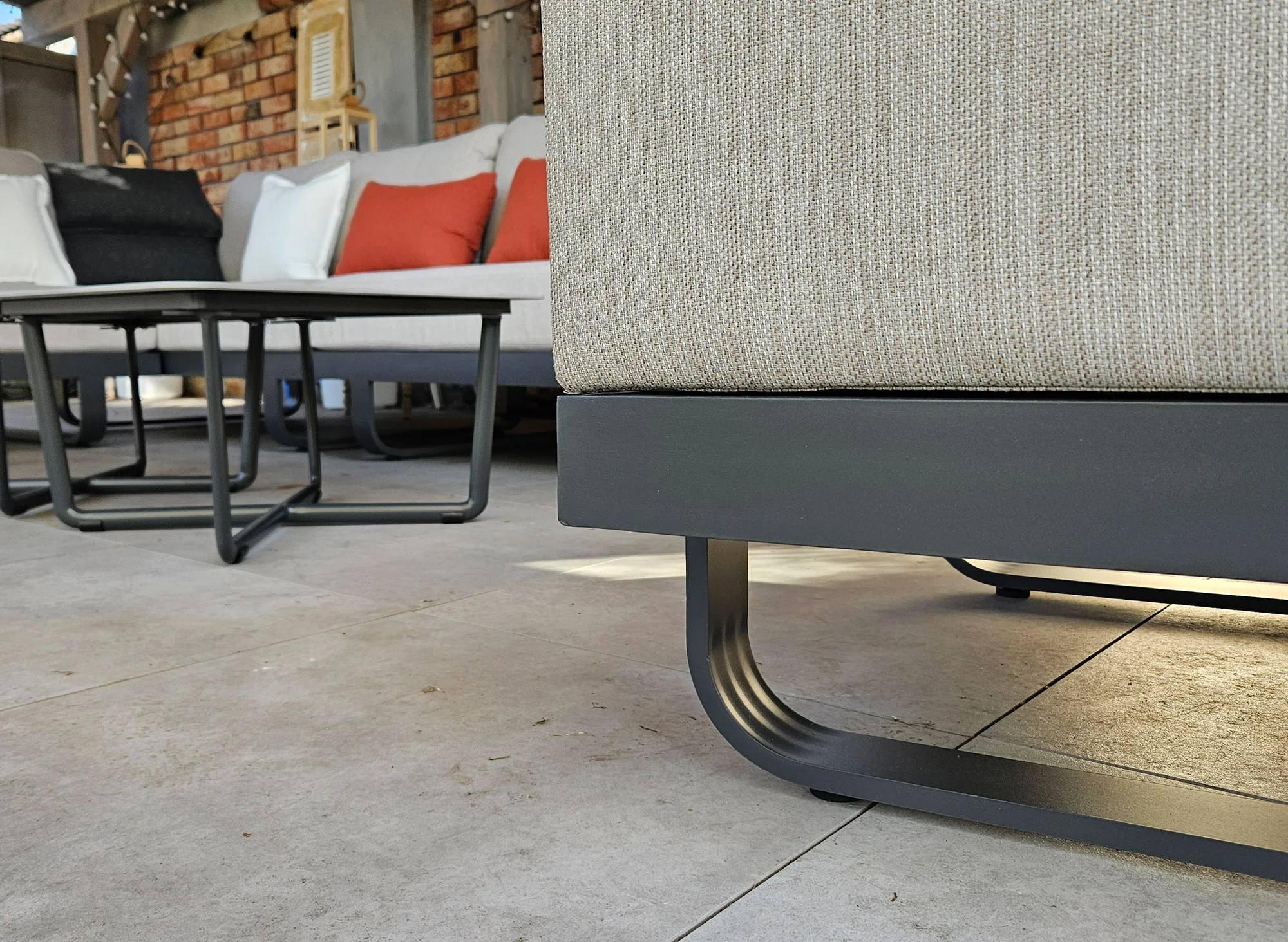 MILETO BIG — zbliżenie na nogi aluminiowe sofy i rama