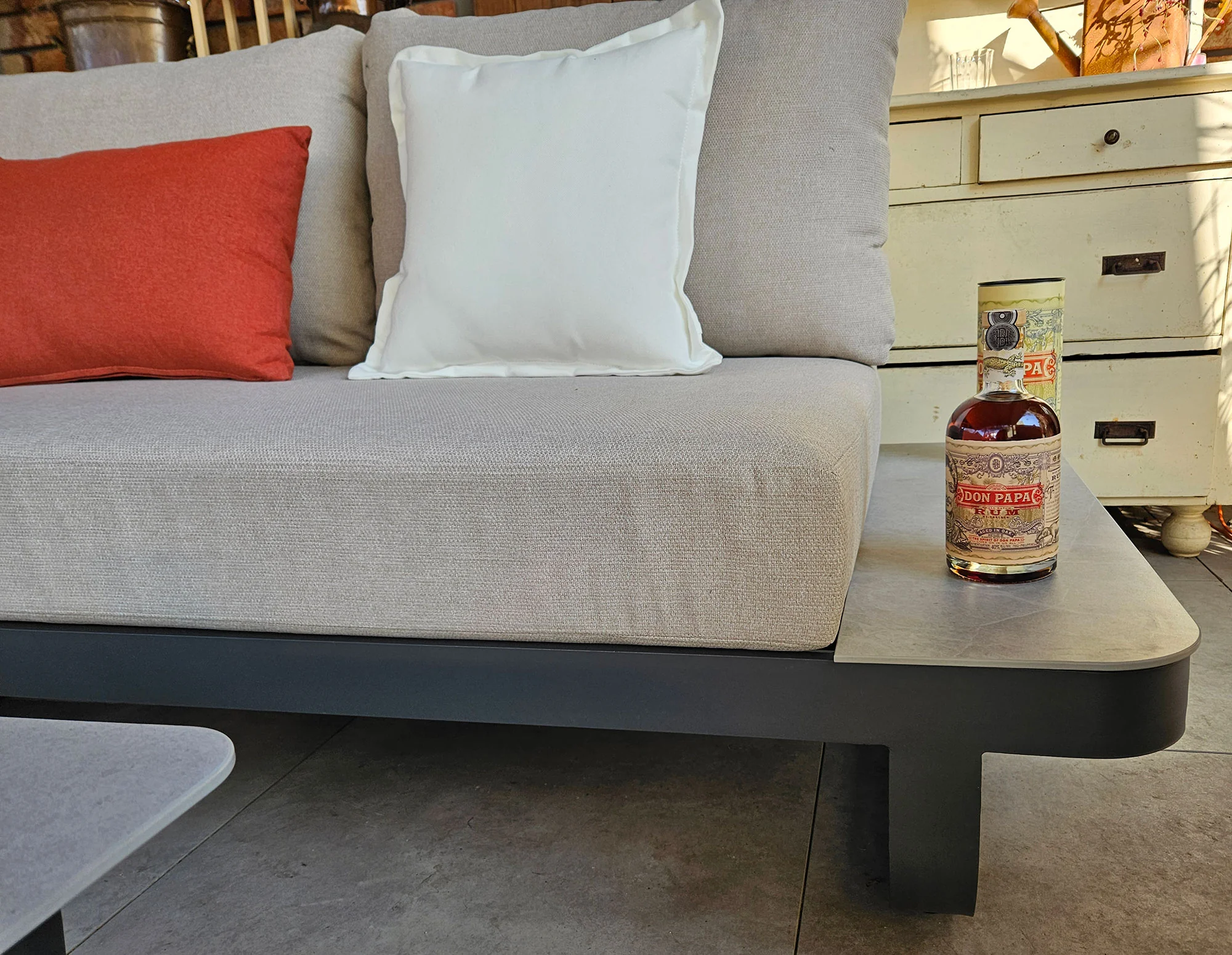 MILETO BIG — zbliżenie na siedzisko i zintegrowany bok z kamieniem spiekanym