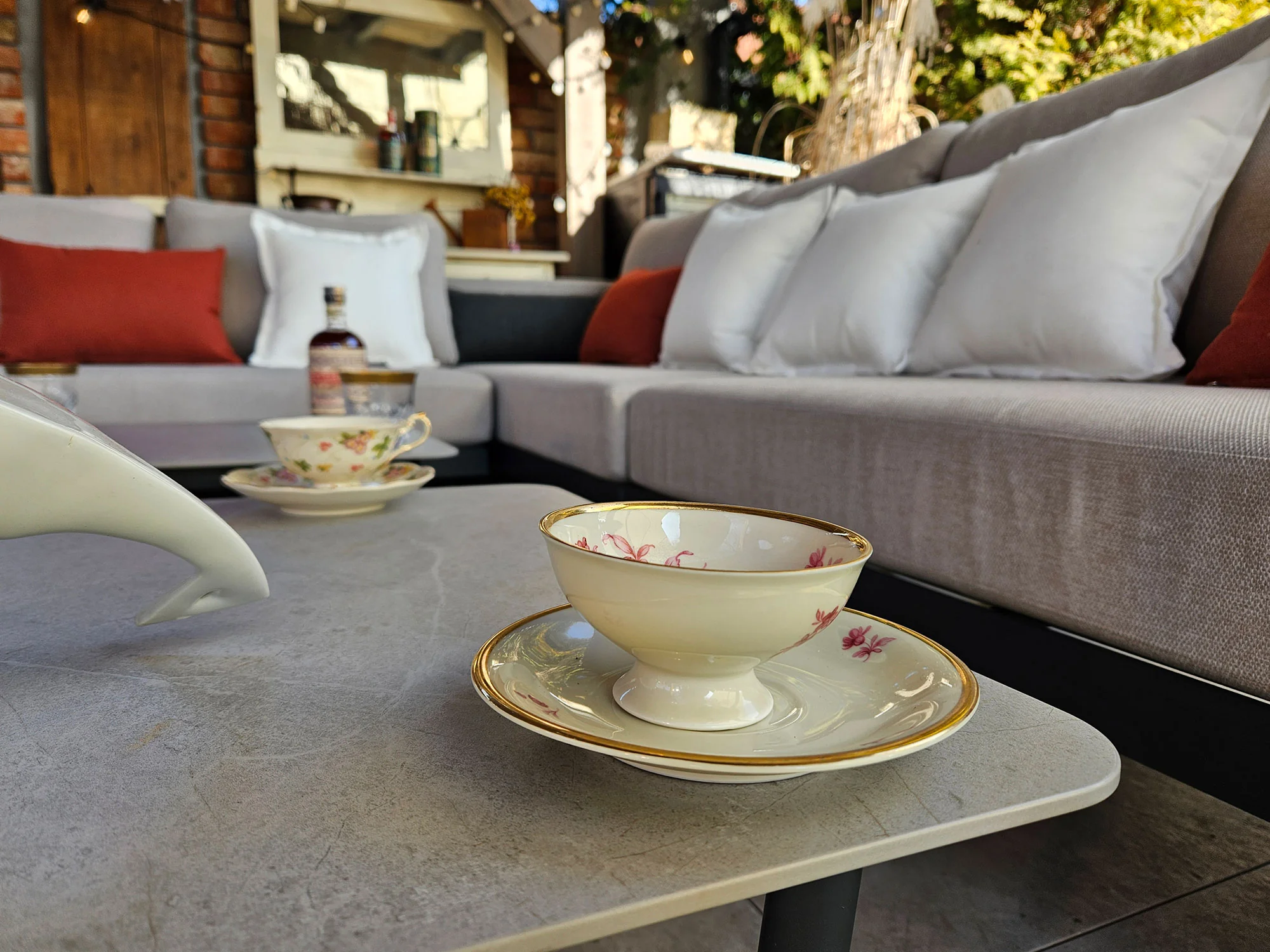 MILETO BIG — zbliżenie na stolik z kamienia spiekanego