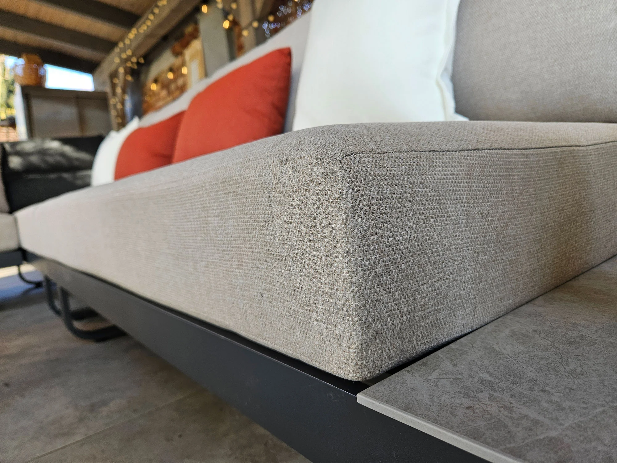 MILETO BIG — zbliżenie na tkaninę Olefin siedziska