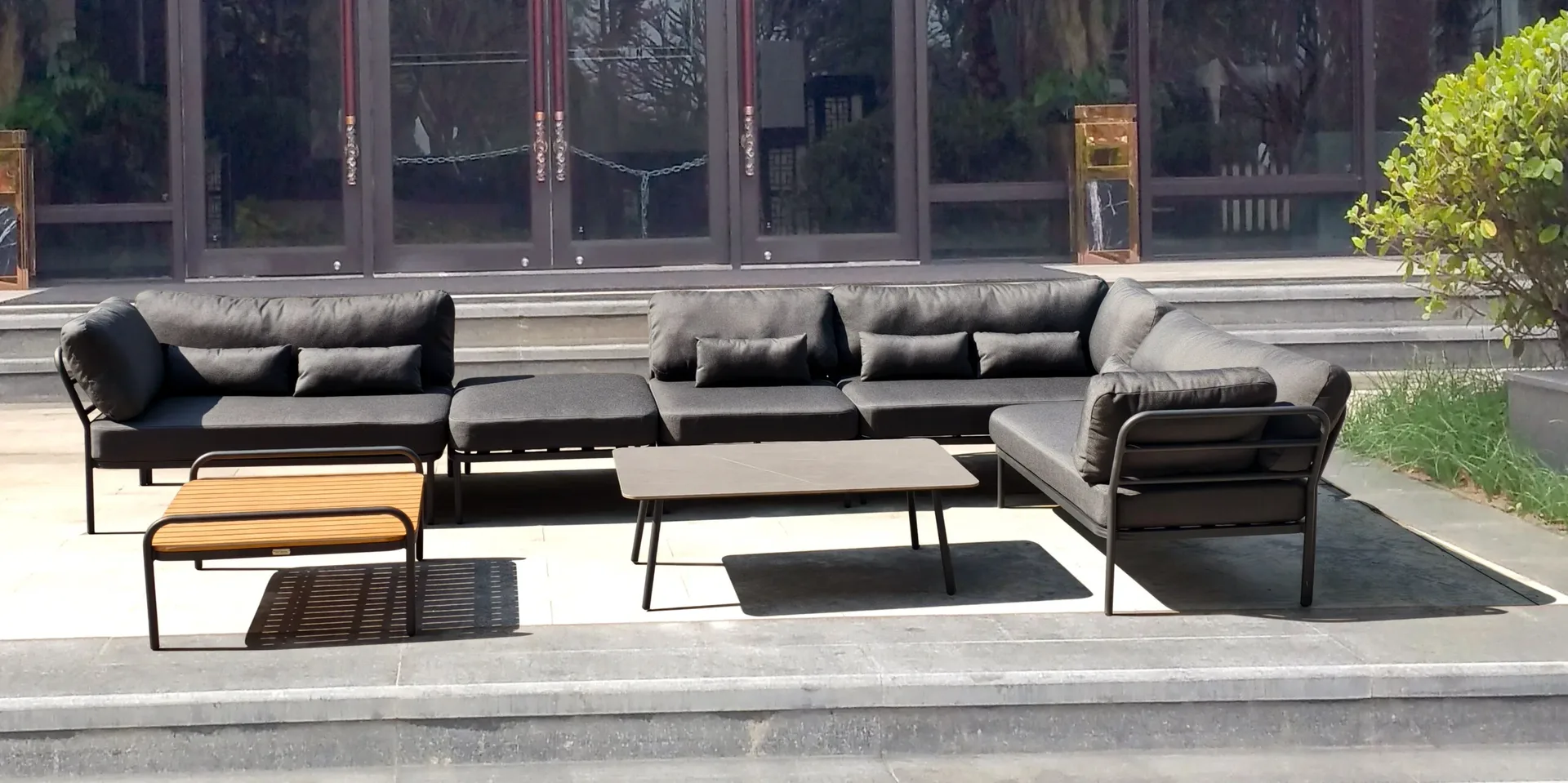 Meble na taras MORETI — narożnik aluminiowy rozłożony na nowoczesnym tarasie