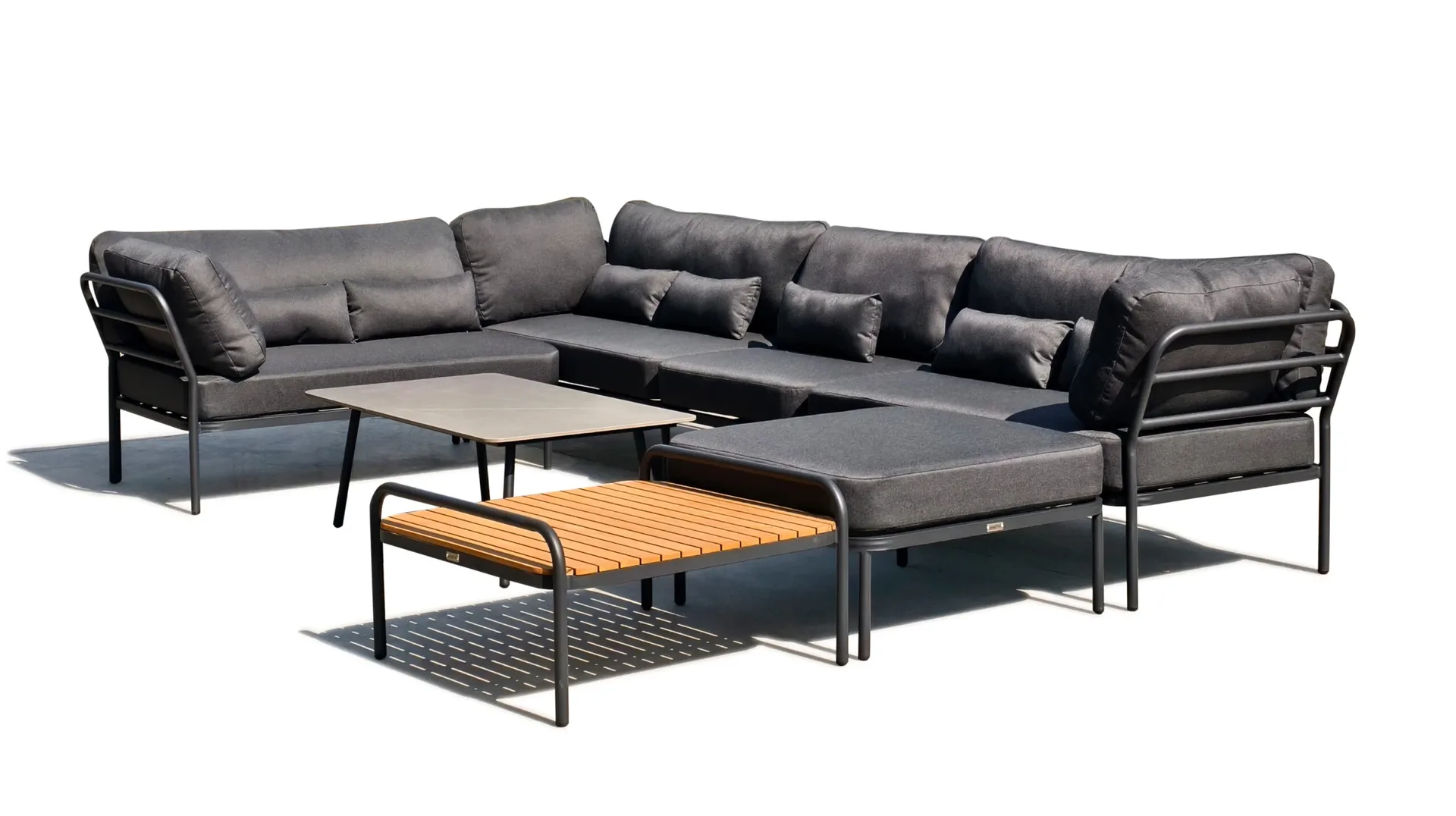 Narożnik ogrodowy MORETI — packshot kompletnego zestawu aluminiowego z teakiem