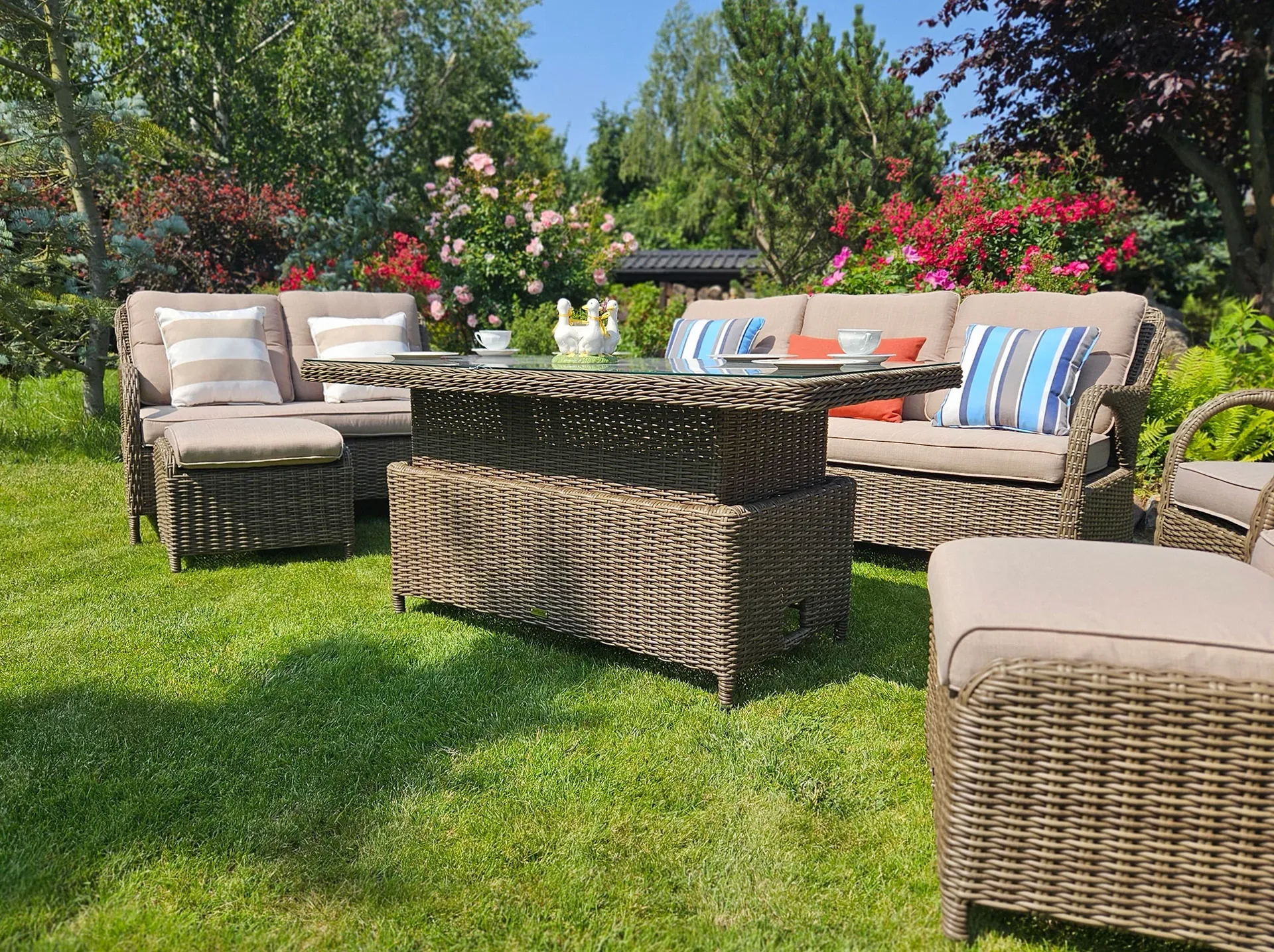 NEPTUN BIG brązowy mat — wycięcia w podłokietnikach