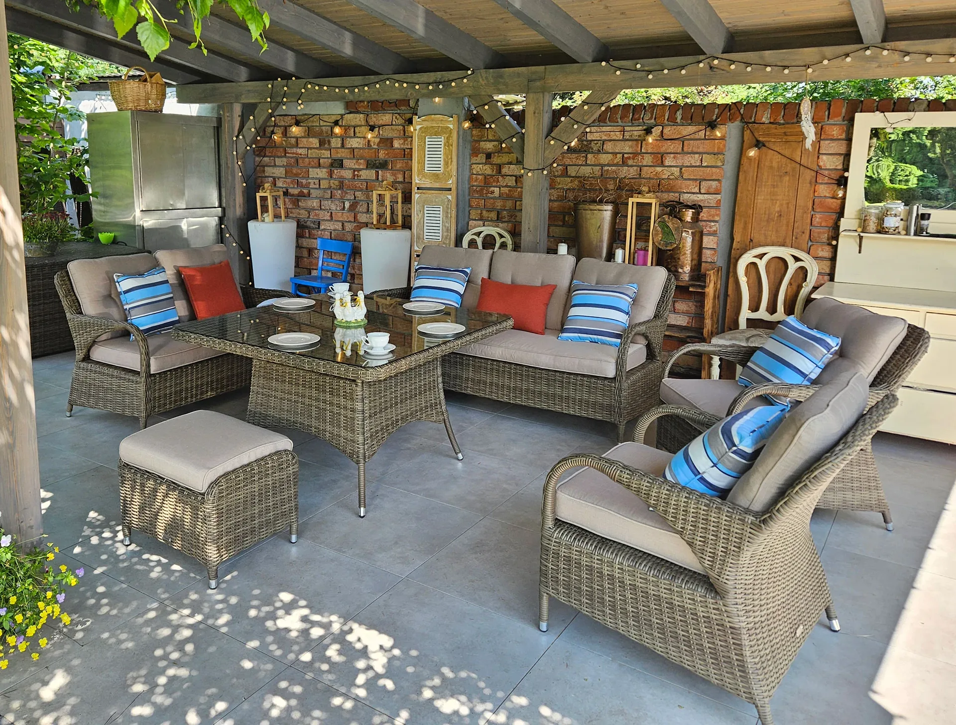 NEPTUN BIG brązowy mat — sofa 2-osobowa z poduszkami beżowymi