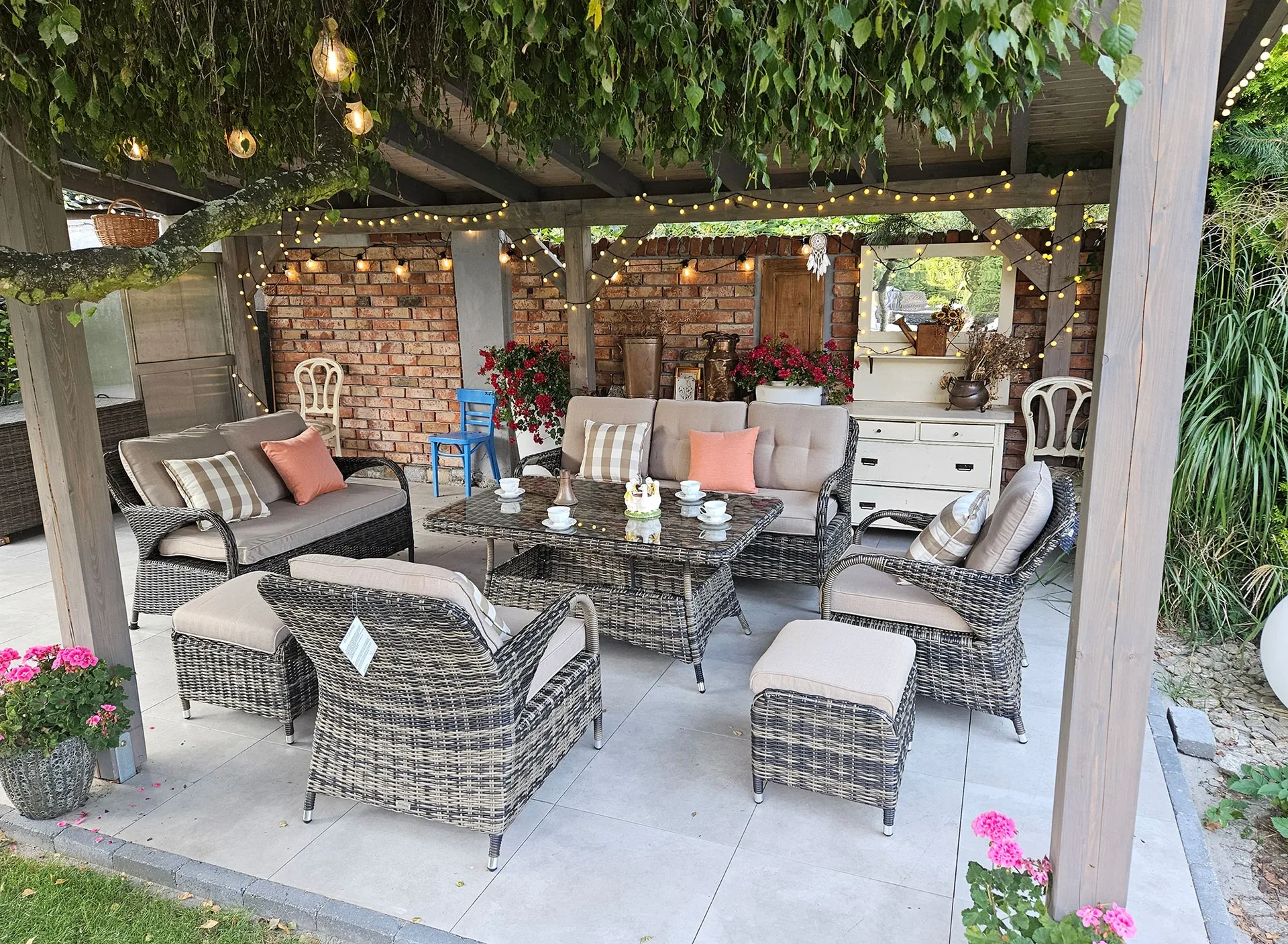 NEPTUN BIG grafitowy — sofa z poduszkami beżowo-szarymi