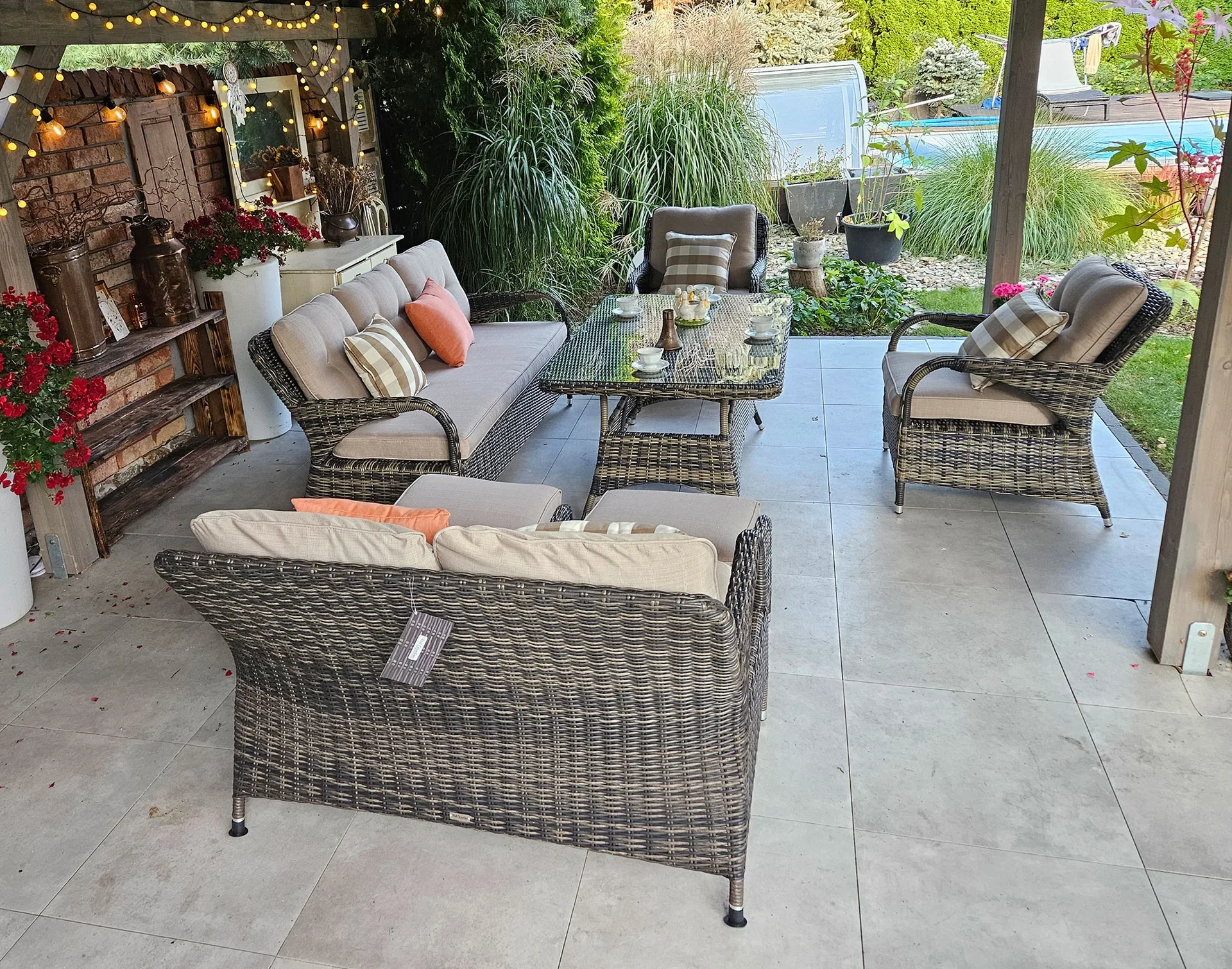 NEPTUN BIG grafitowy — wycięcia w podłokietnikach