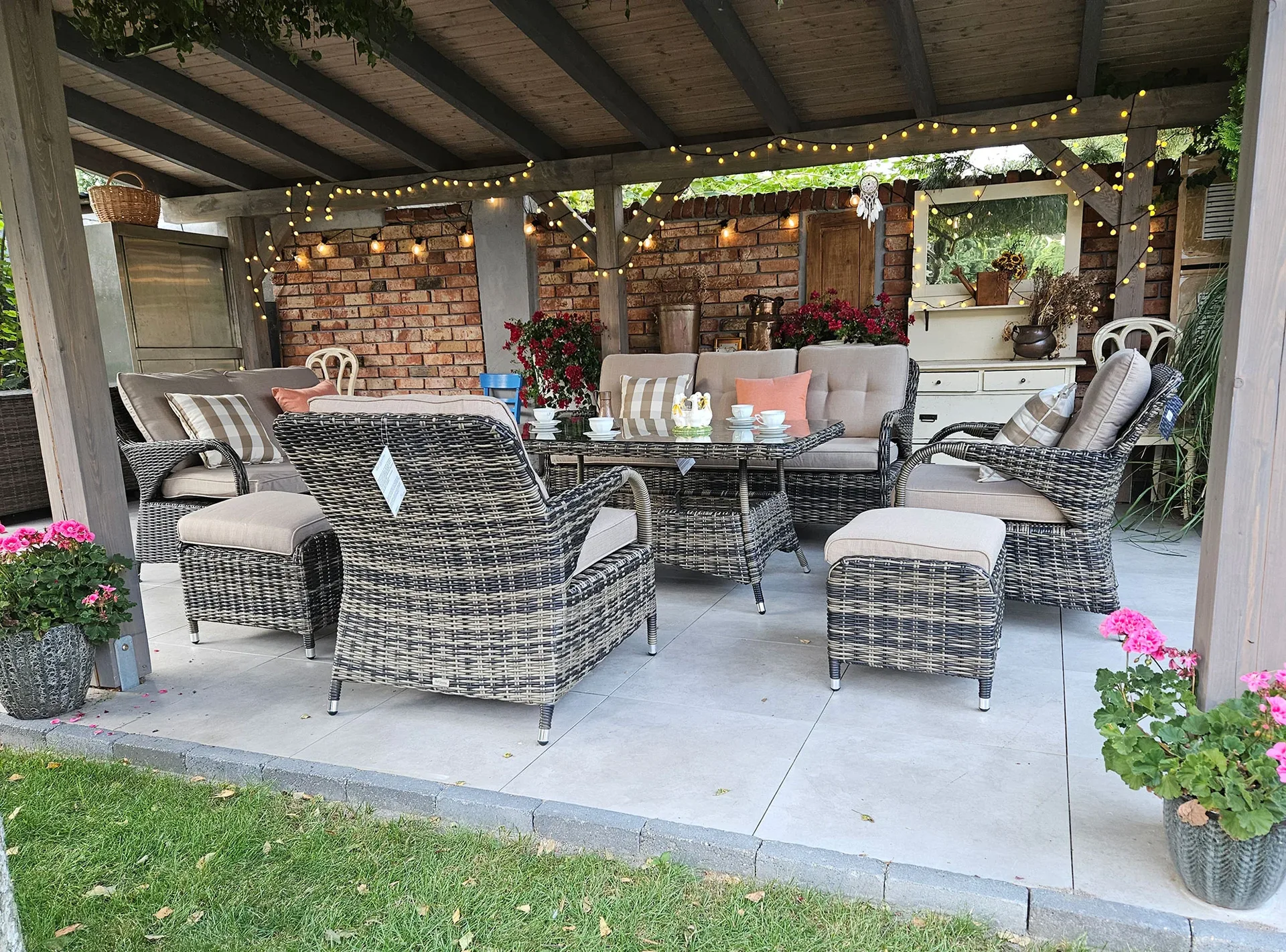 NEPTUN BIG grafitowy — stół ze szkłem hartowanym i fotel