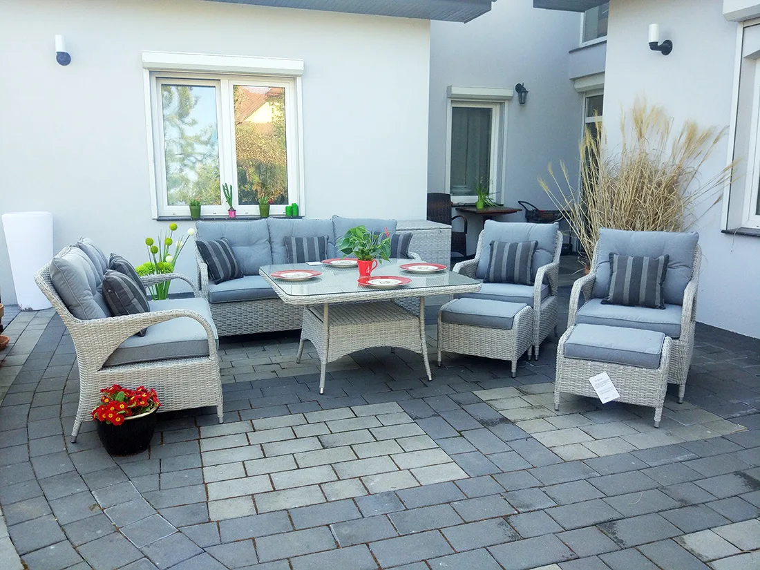 NEPTUN BIG jasno-szary — detal sofy z poduszkami szarymi