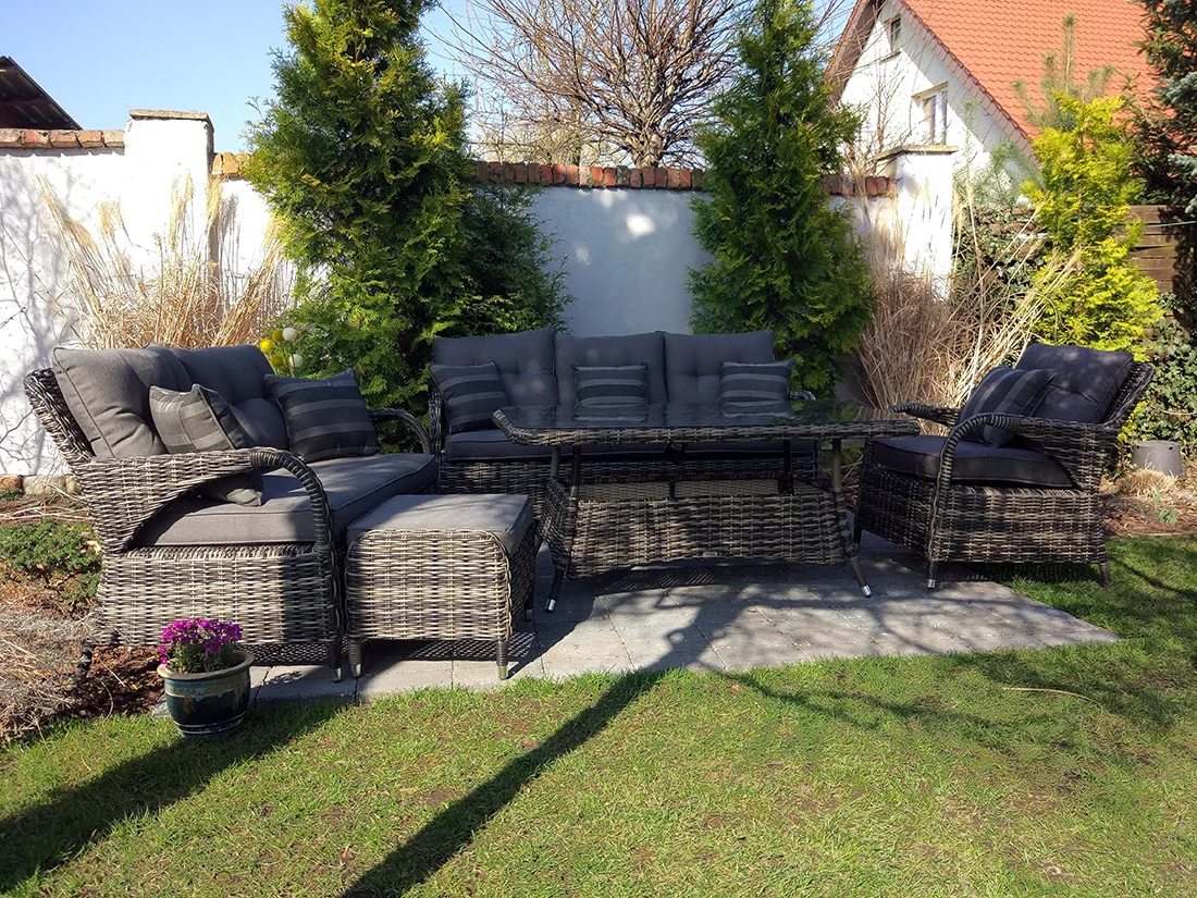 NEPTUN grafitowy — sofa z technorattanu, detal plecionki i poduszki