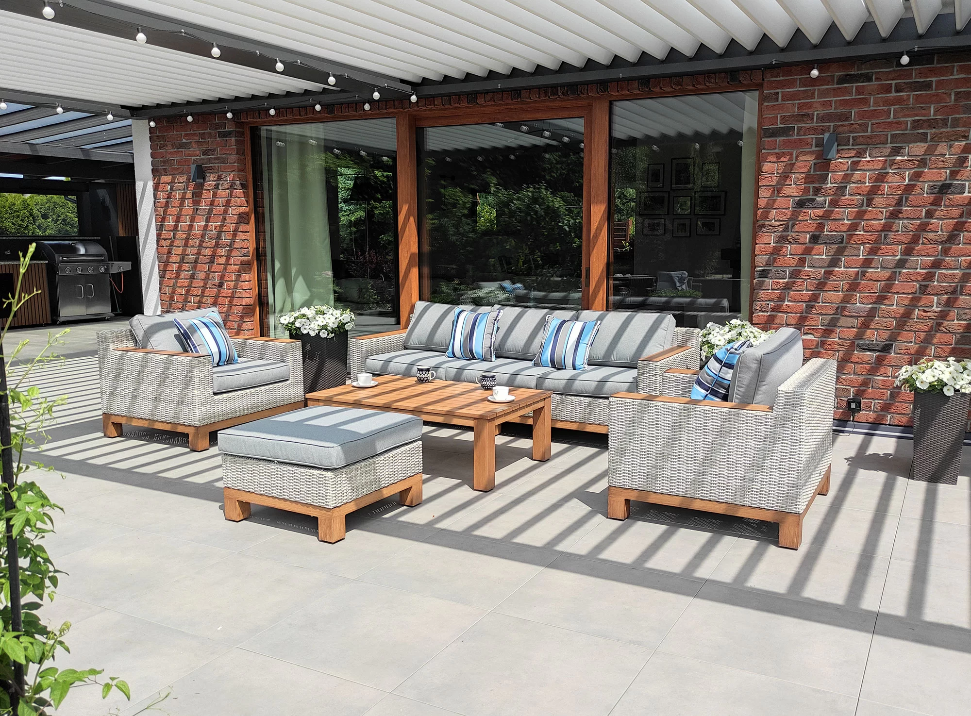 PALERMO BIG — fotel ogrodowy z aluminiowymi podłokietnikami drewnopodobnymi