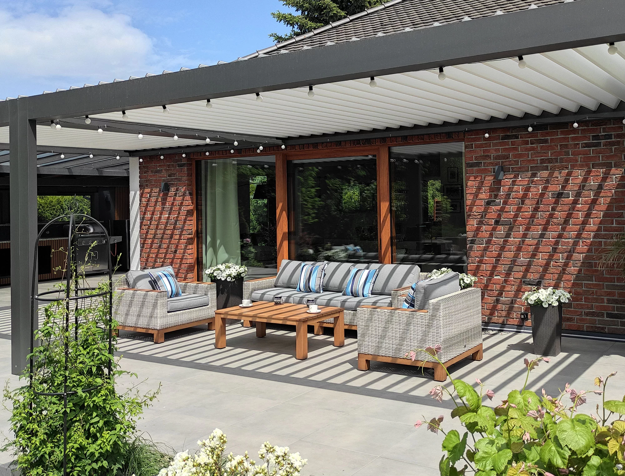 PALERMO BIG — sofa i fotele ustawione naprzeciwko, pełny układ na tarasie