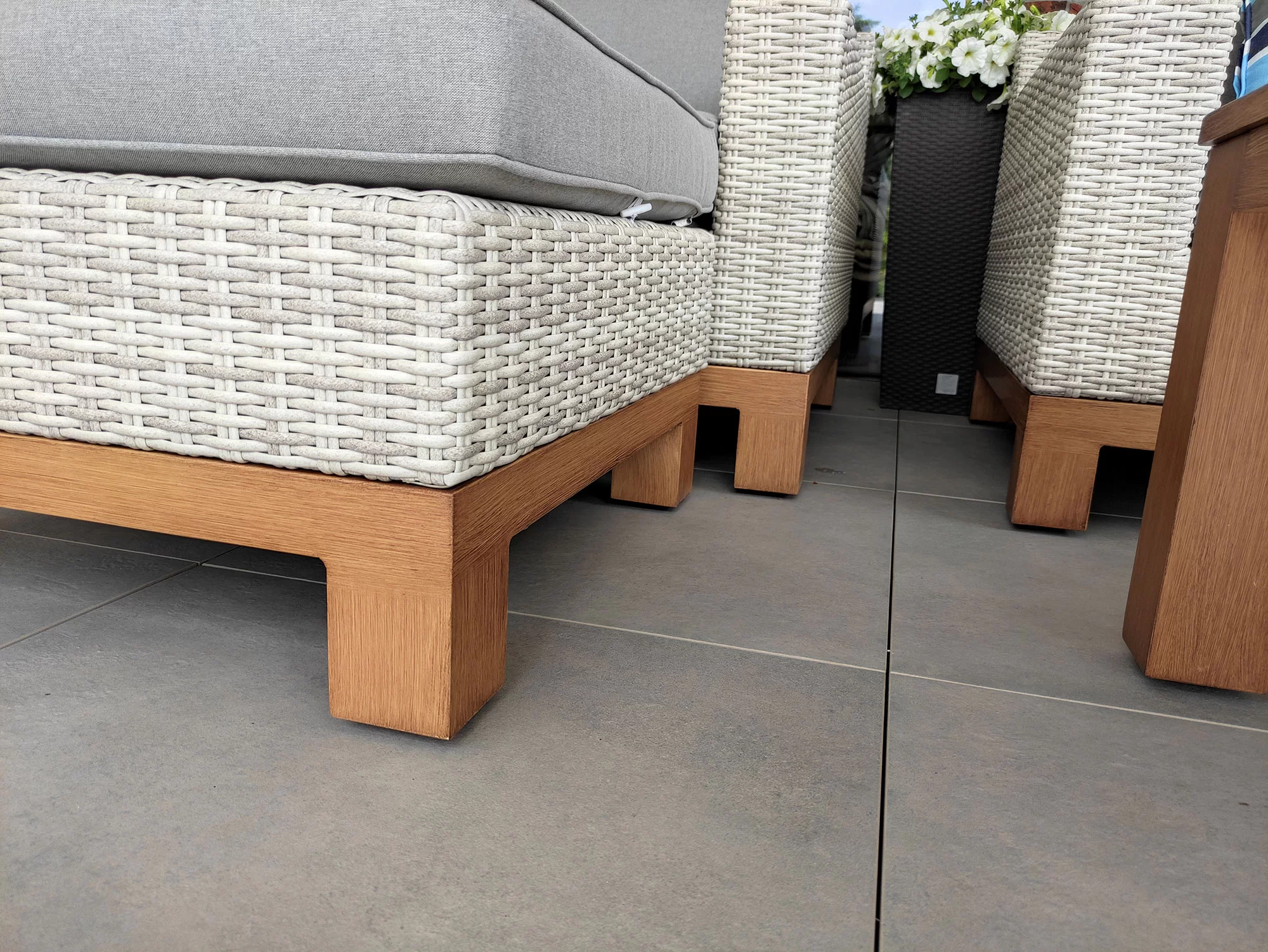 PALERMO PREMIUM — zbliżenie na nogi drewniane i plecionkę technorattanową, jakość wykonania