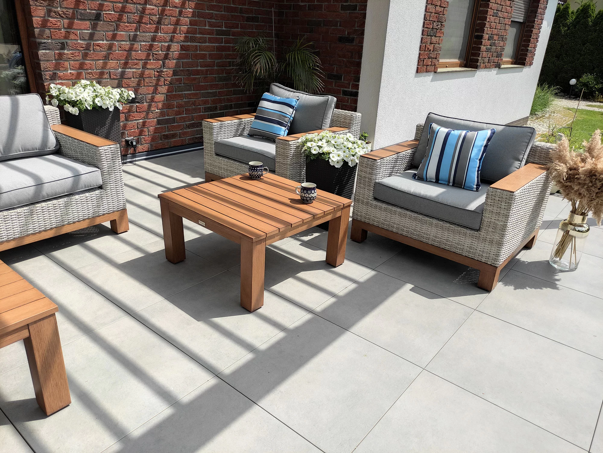 PALERMO PREMIUM — dwa fotele ogrodowe i stolik kawowy drewniany na tarasie w słońcu