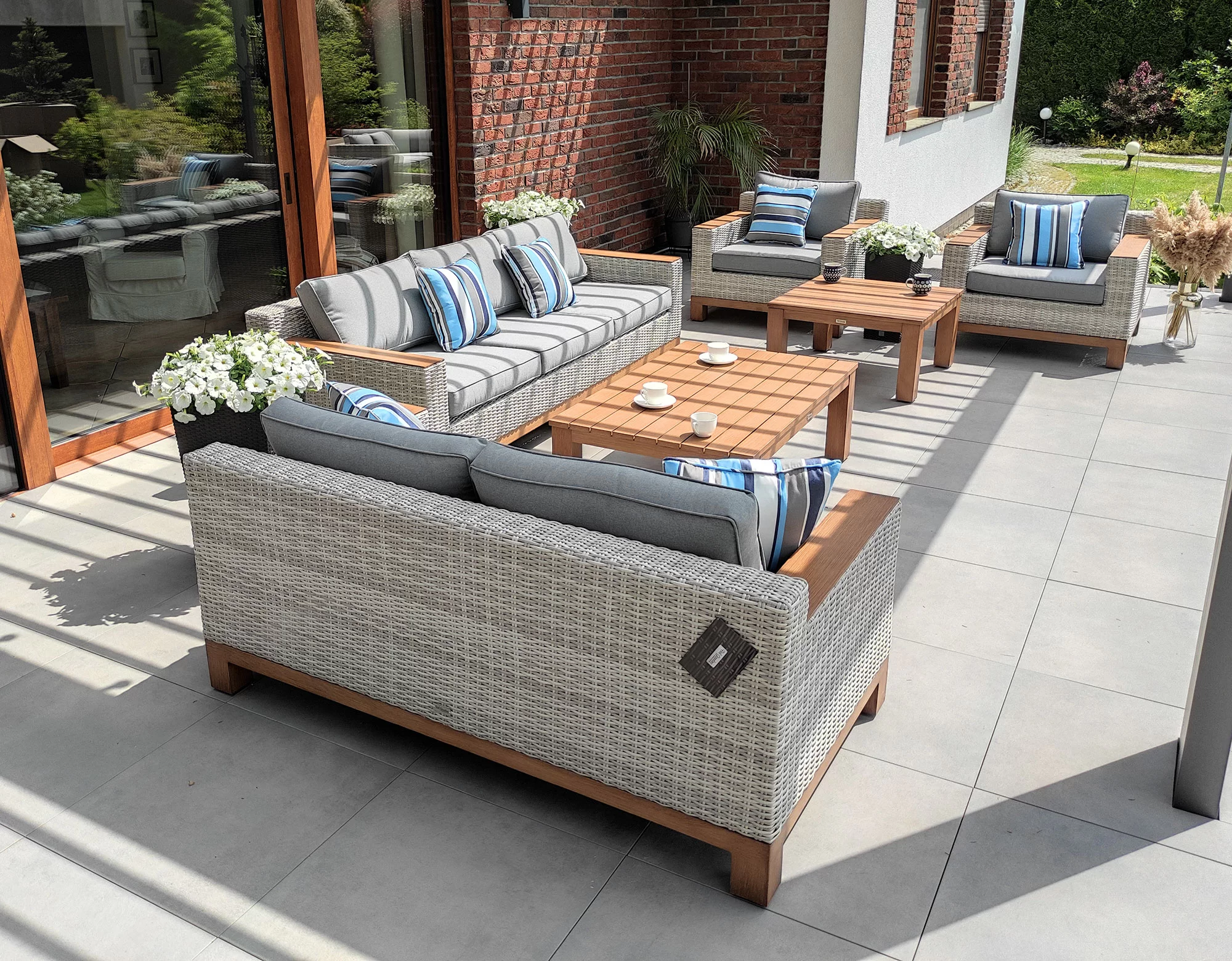 PALERMO PREMIUM — kompletny układ zestawu, dwie sofy, fotele i stoliki, widok z perspektywy