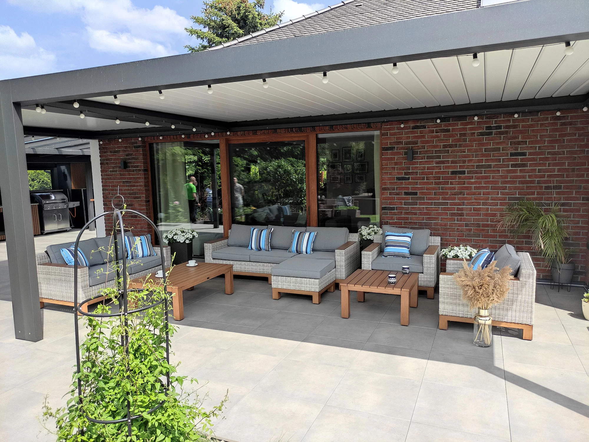 Narożnik ogrodowy PALERMO PREMIUM — pełny zestaw pod pergolą bioklimatyczną, widok z ogrodu