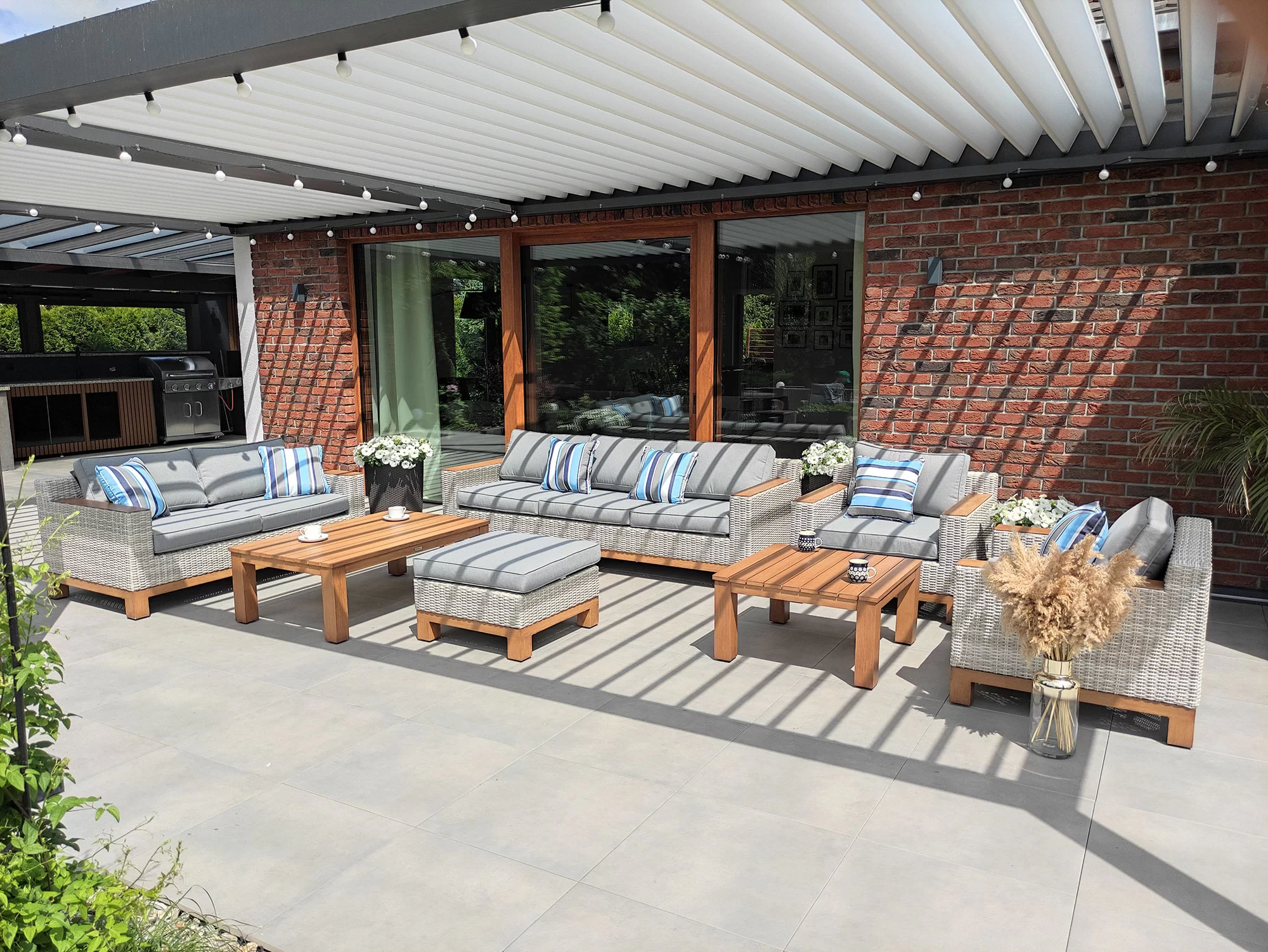 PALERMO PREMIUM — pełny zestaw ogrodowy pod pergolą bioklimatyczną, naturalne światło dzienne