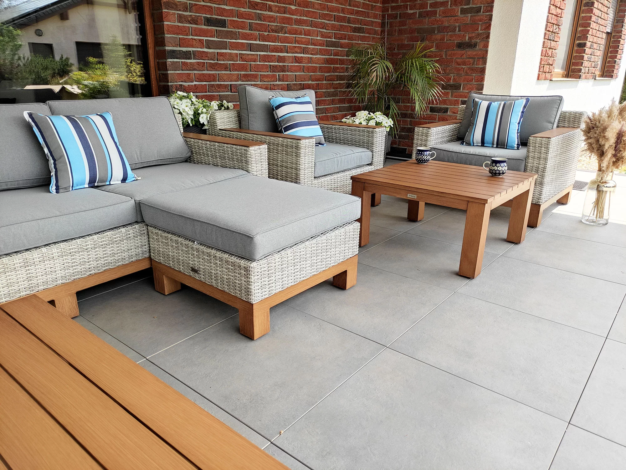 PALERMO PREMIUM — sofa narożna z podnóżkiem, dwa fotele i stolik kawowy, widok z boku