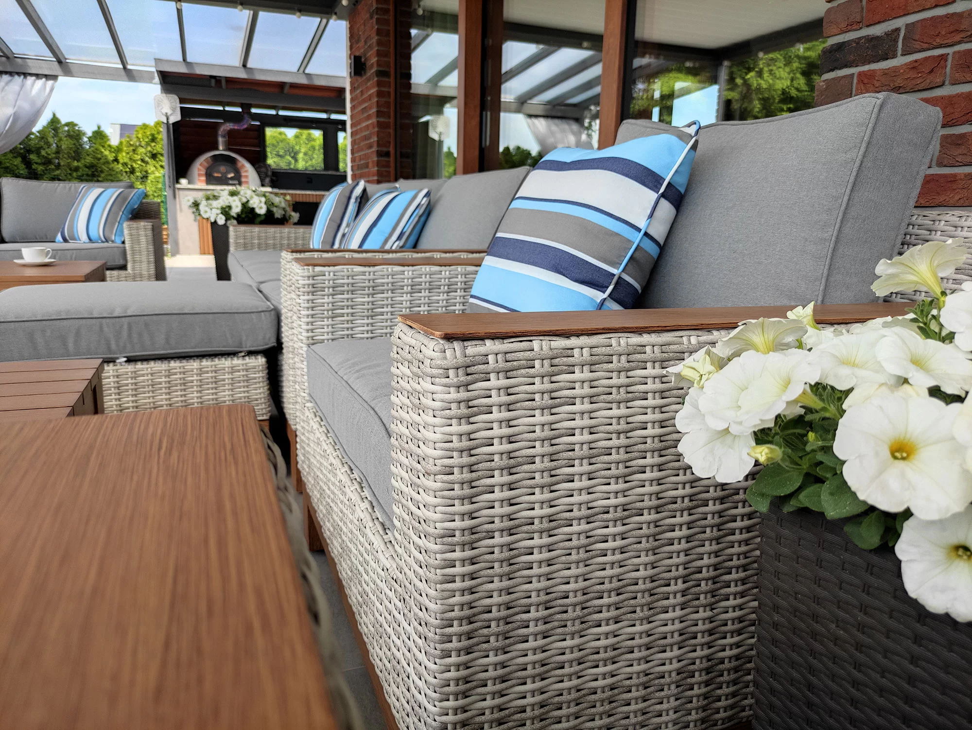 PALERMO PREMIUM — zbliżenie na sofę, faktura plecionki PE i drewniany podłokietnik