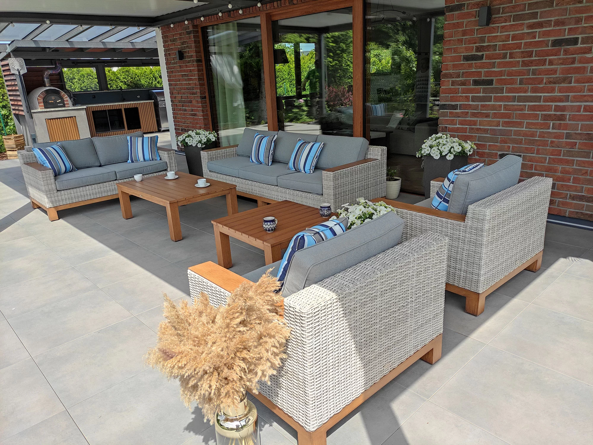 Zestaw ogrodowy PALERMO PREMIUM — widok z góry, sofy, fotele i stoliki na tarasie pod pergolą