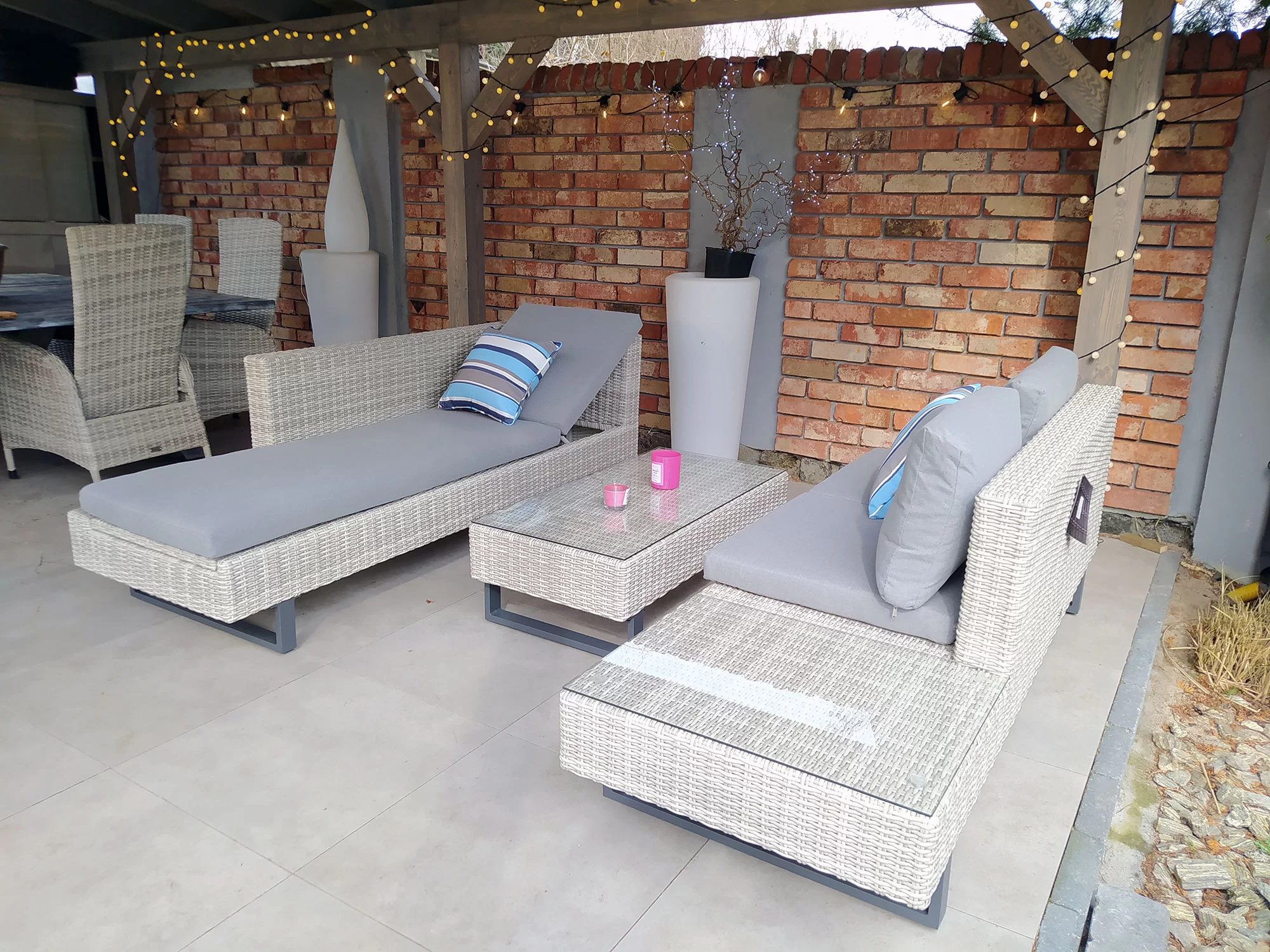 Narożnik PINETO jasno-szary pod pergolą ze światłami LED — wieczorna strefa relaksu